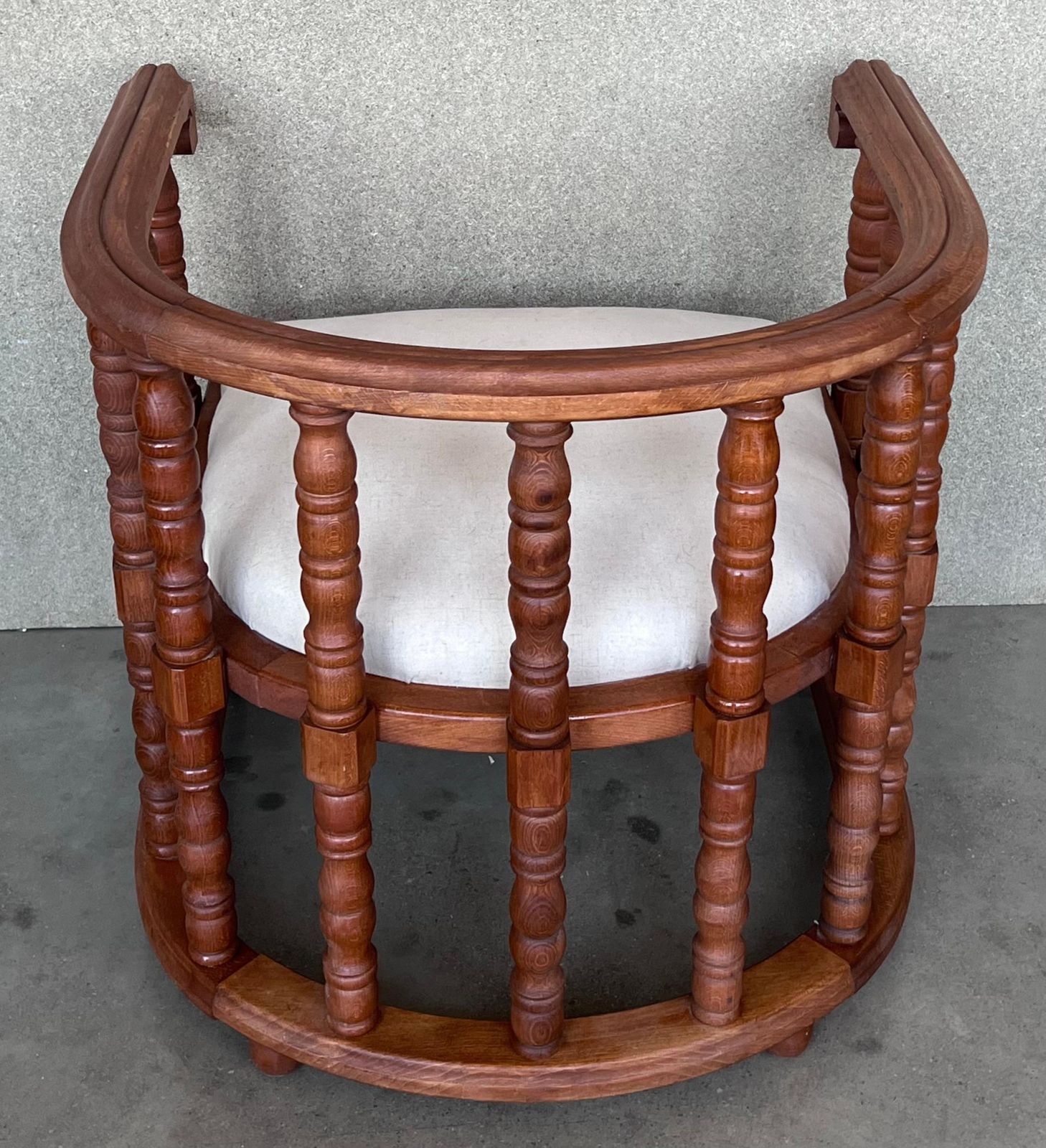 Paire de fauteuils espagnols à dossier en tonneau à lattes, sculptés à la main photo vintage