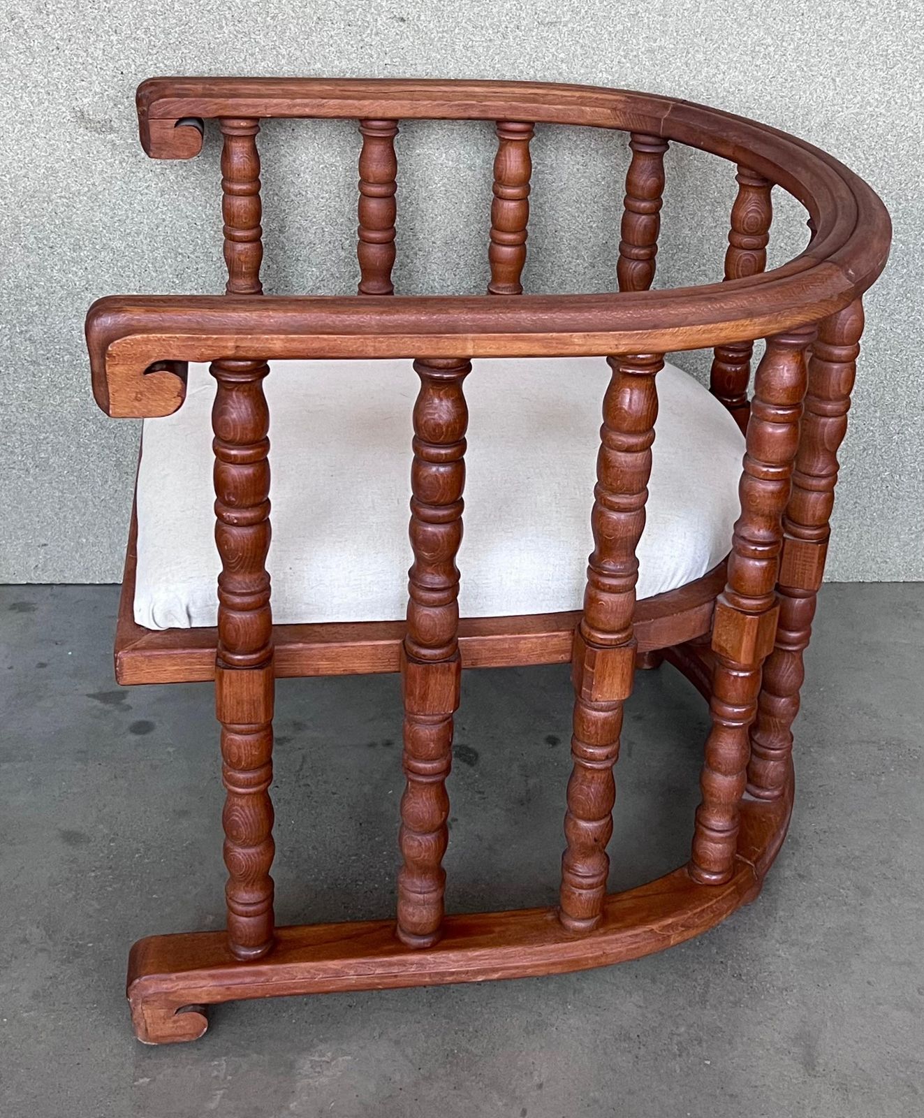 photo for sale Paire de fauteuils espagnols à dossier en tonneau à lattes, sculptés à la main