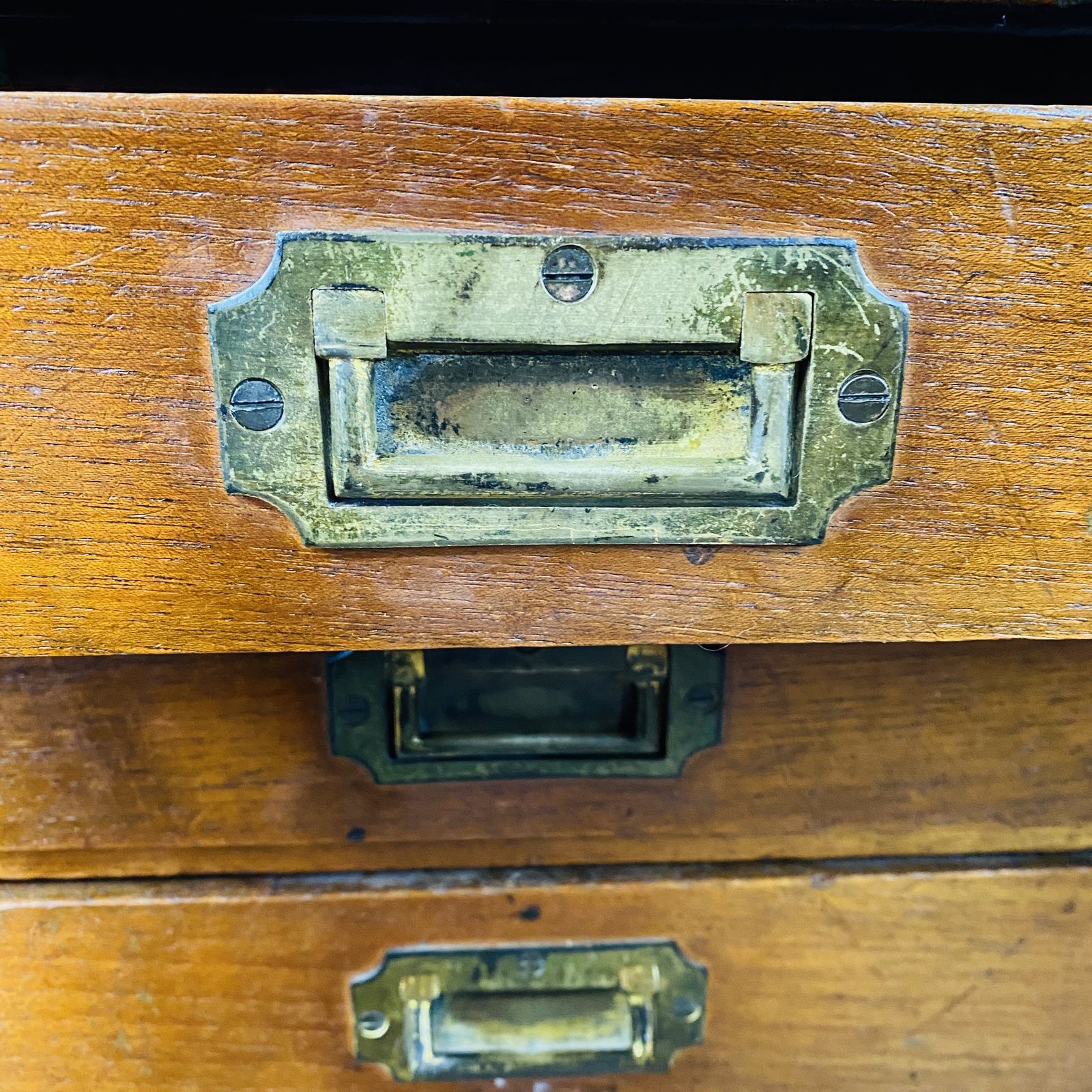 photo vintage Antique Oak 5 Drawer Collectors Cabinet With Brass Handles, Early 19th Century