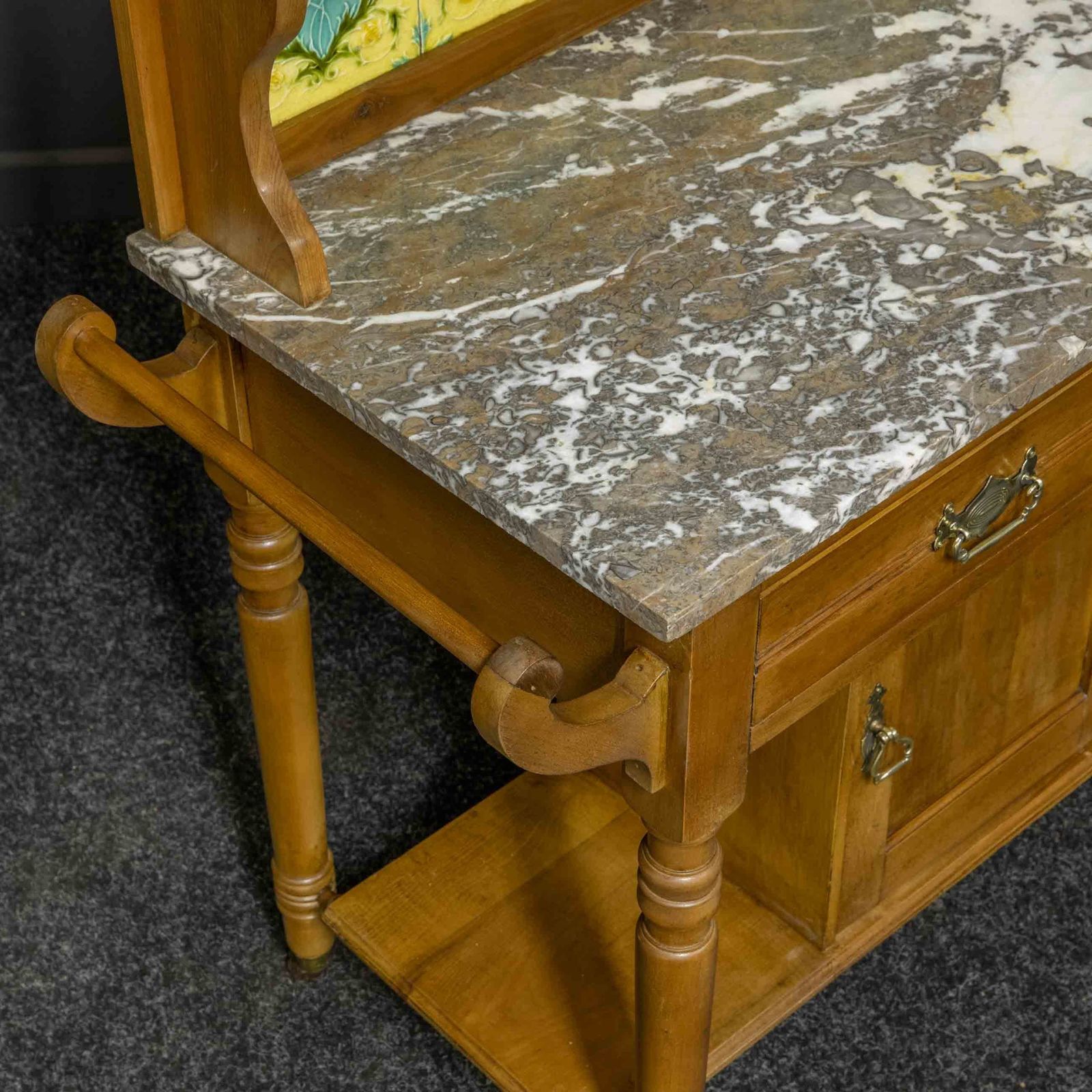 photo vinterior Edwardian Birch Washstand