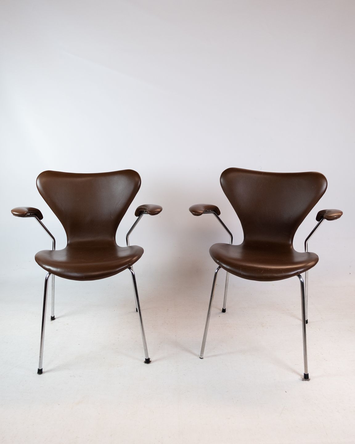 Set Of Two Seven Chairs Model 3207 Dark Brown Leather By Arne Jacobsen From 1955s