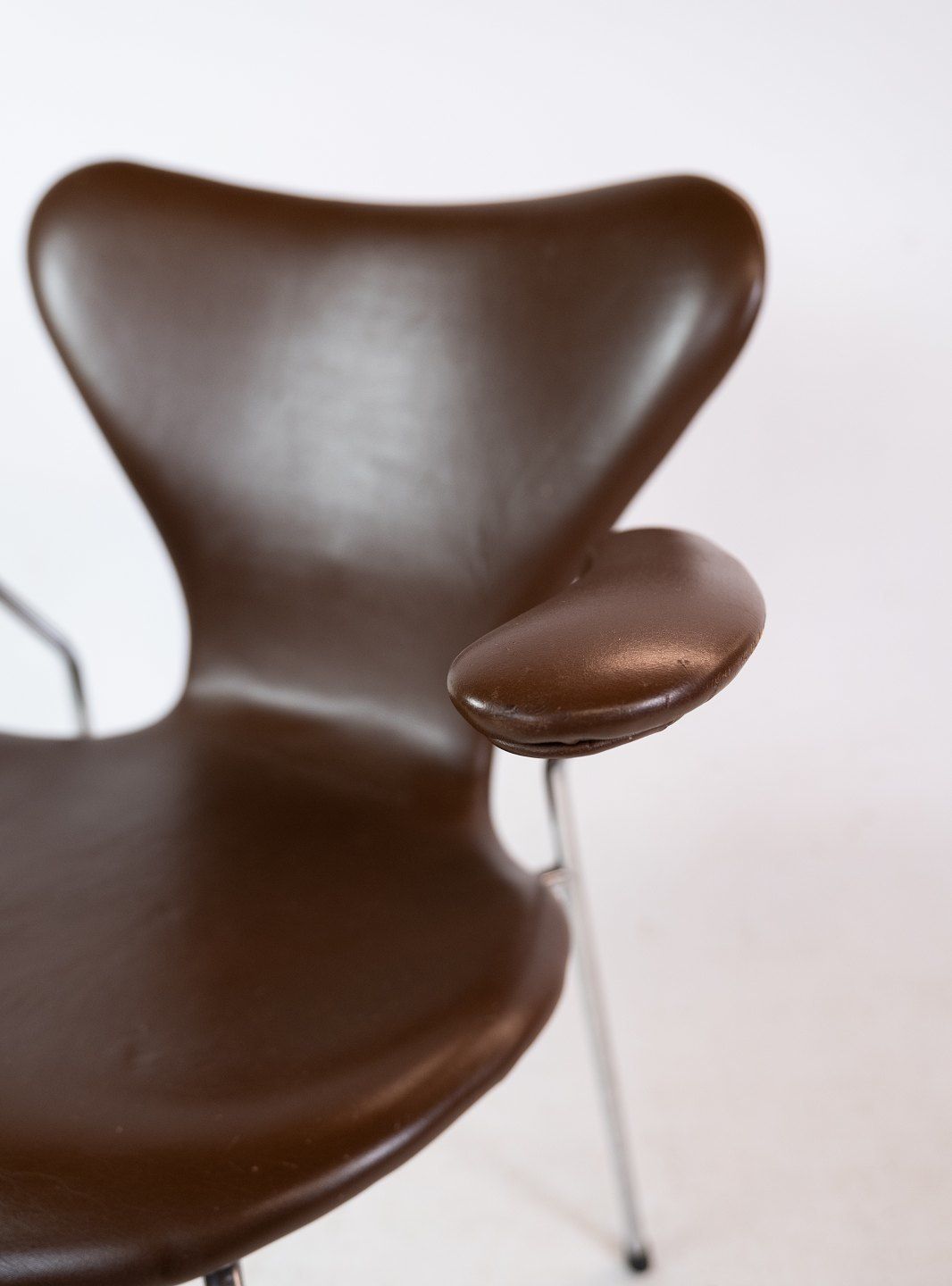 Set Of Two Seven Chairs Model 3207 Dark Brown Leather By Arne Jacobsen From 1955s photo Furniture
