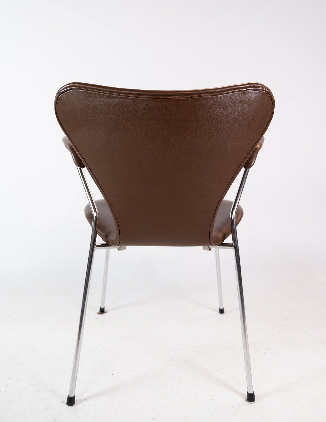 Set Of Two Seven Chairs Model 3207 Dark Brown Leather By Arne Jacobsen From 1955s photo vinterior