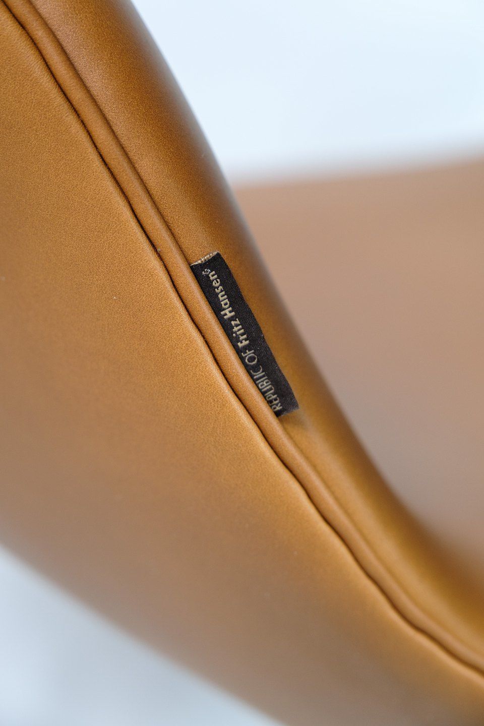 The Swan, Model 3320 By Arne Jacobsen For Fritz Hansen From 1957s photo buy