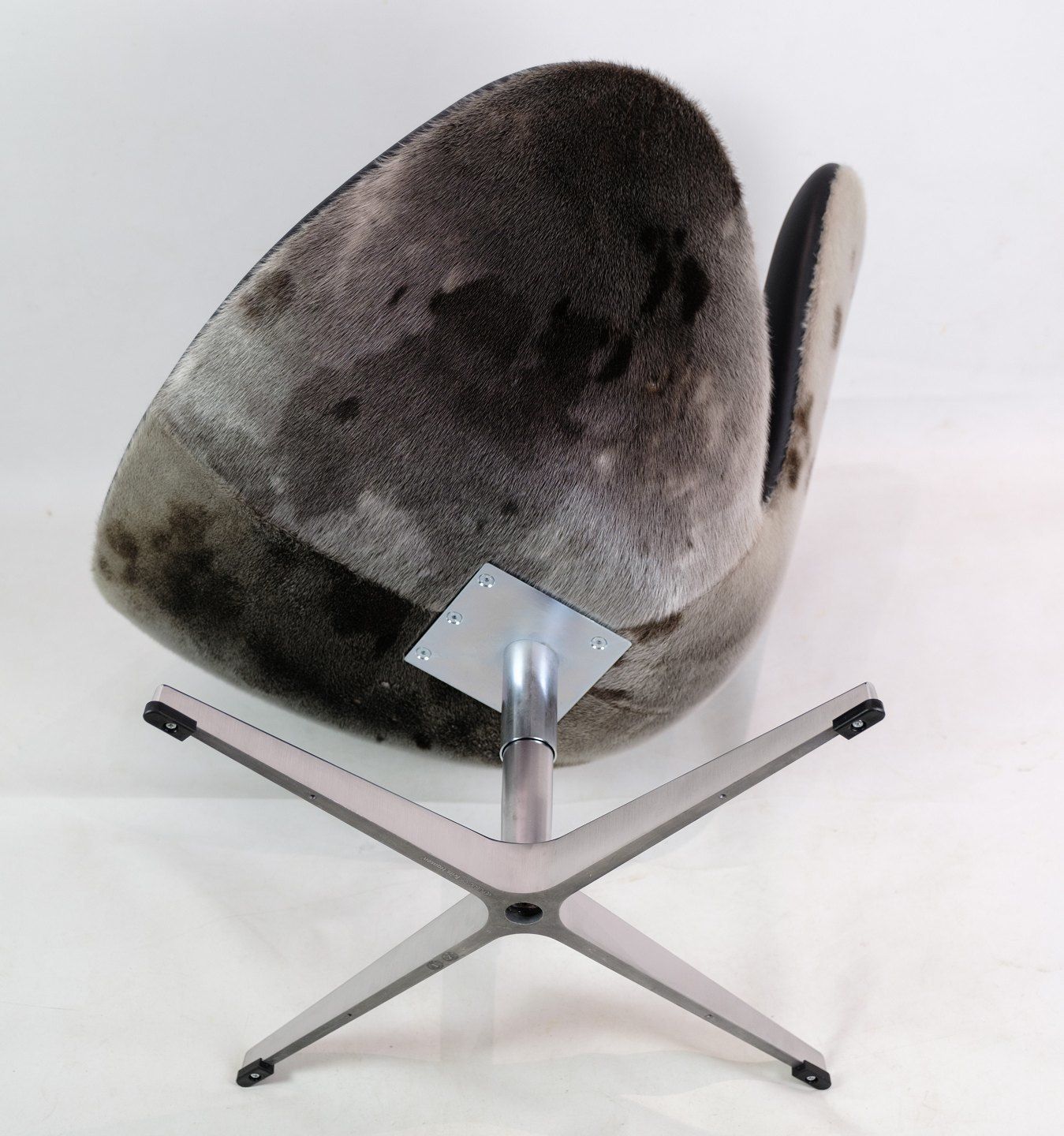 photo furniture Swan Chair Model 3320 By Arne Jacobsen For Fritz Hansen From 1958s