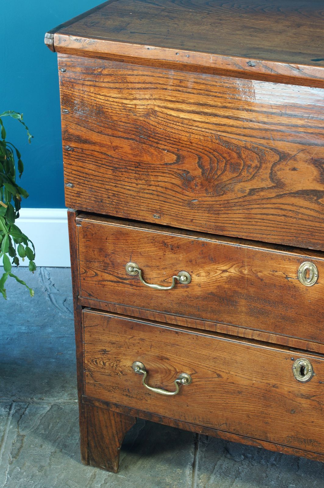 Georgian Elm Mule Chest. photo Furniture