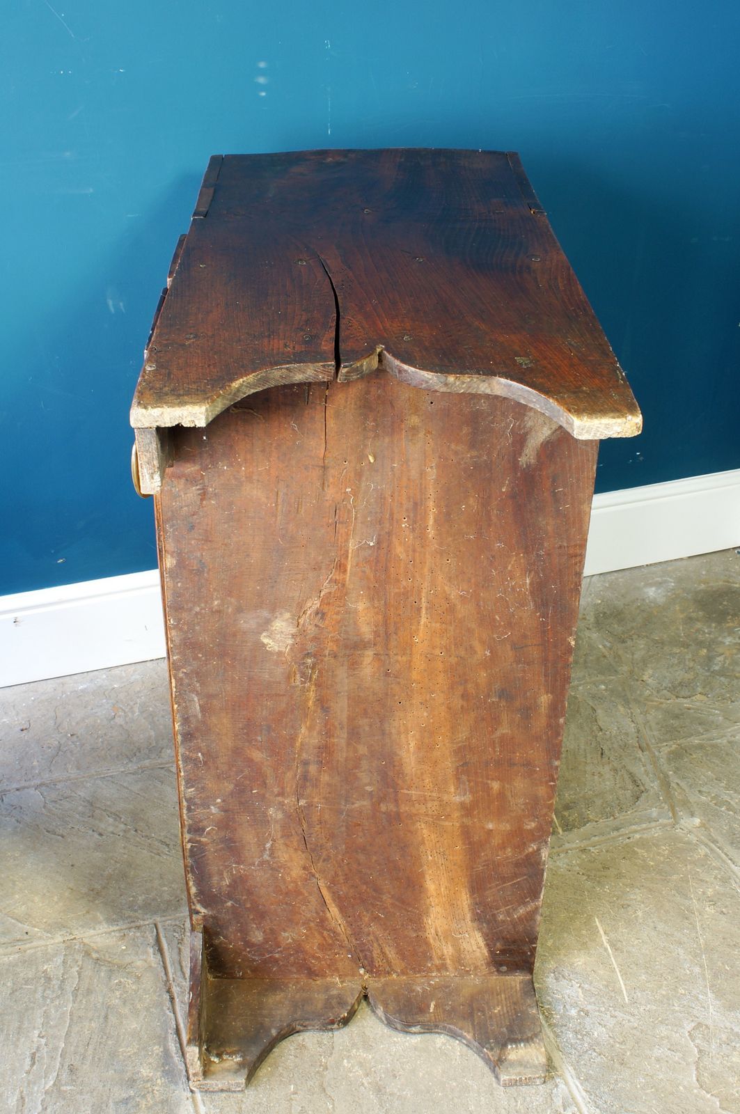 photo vintage Georgian Elm Mule Chest.