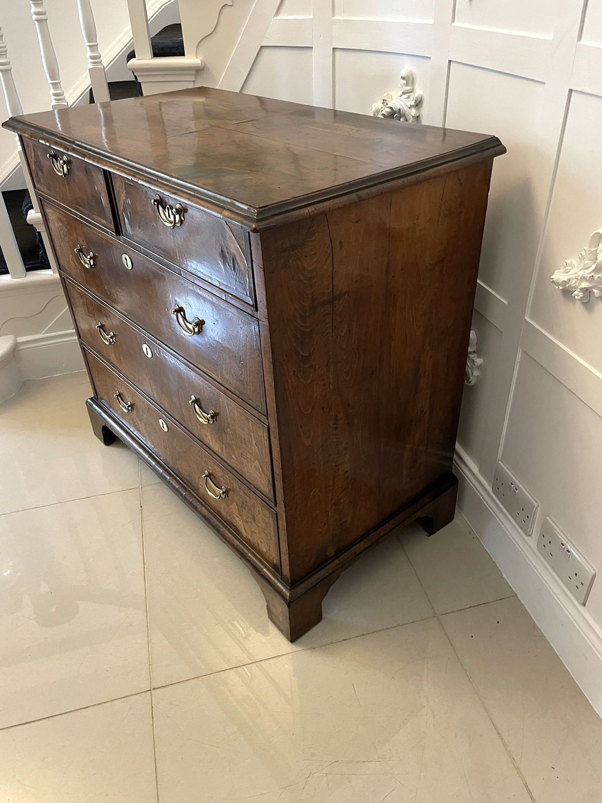 photo vintage Outstanding Original Antique Quality Figured Walnut Chest Of Drawers