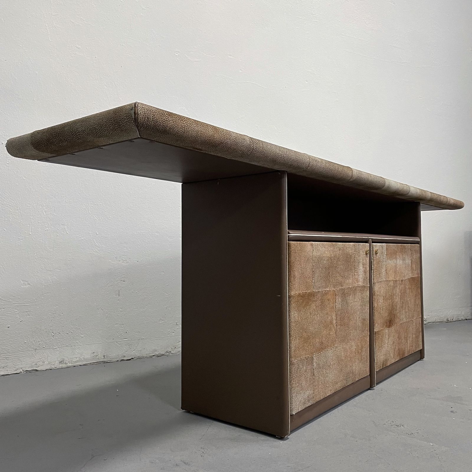 photo vintage Suede Leather Sideboard 'Bogo' By Carlo Bartoli For Rossi Di Albizzate, Italy 1980s
