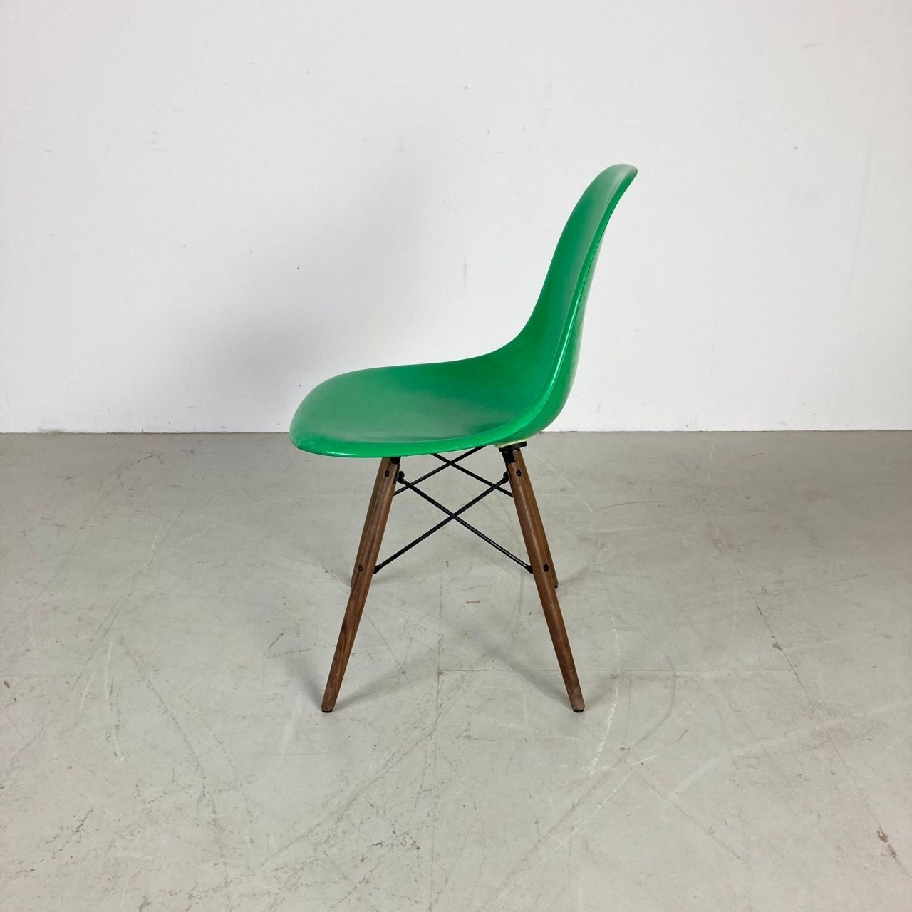 Eames Herman Miller Dsw Side Chair In Kelly Green photo for sale