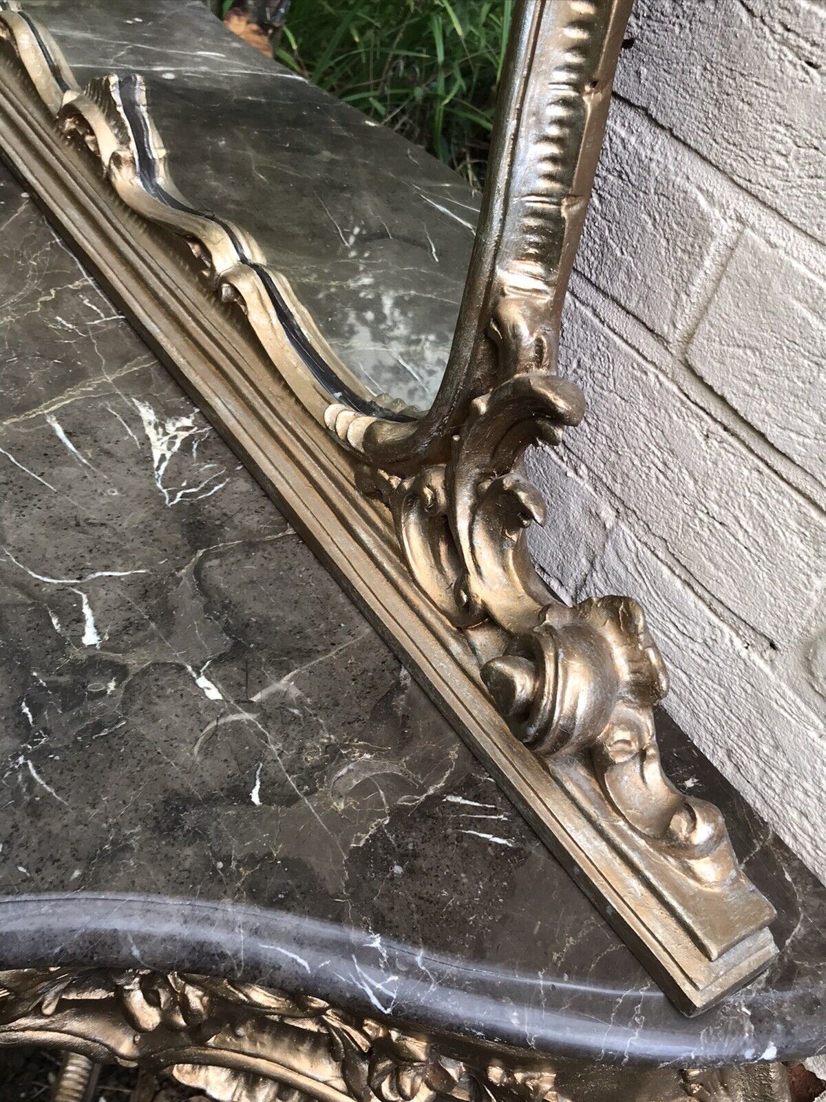 photo furniture Vintage Carved Rococo French Style Gold Mirror & Console Hall Dressing Table