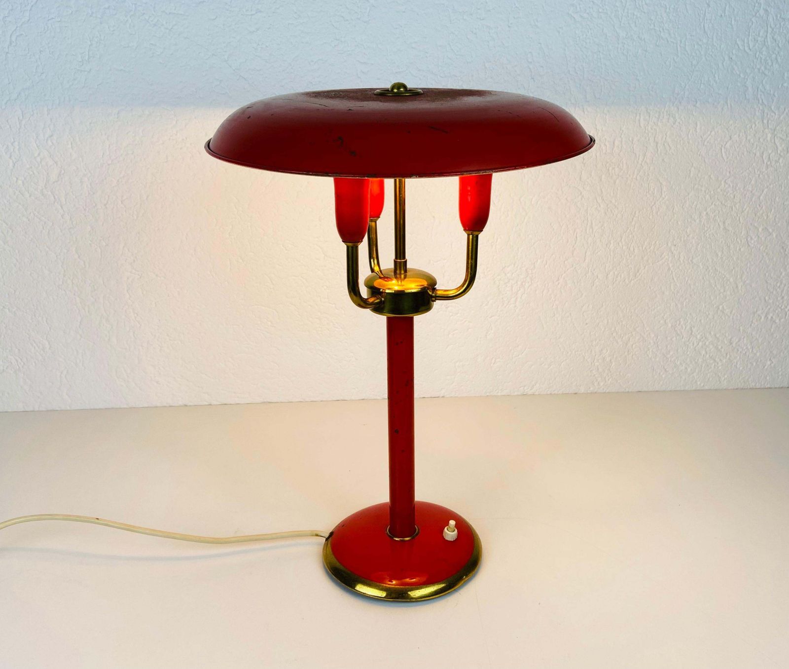 Zeldzame Rode Italiaanse Tafellamp Met 3 Armen In De Stijl Van Stilnovo, Jaren 1960, Italië photo for sale