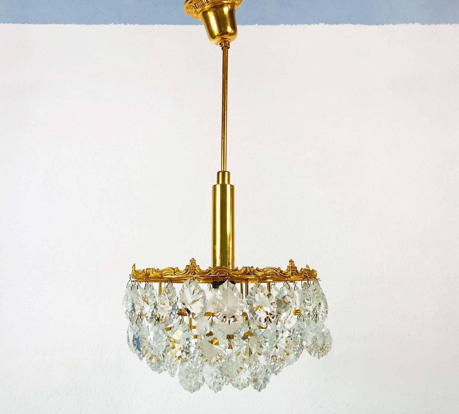 photo vintage Gilt Brass And Crystal Glass 4 Tier Chandelier By Palwa, Germany, 1970s