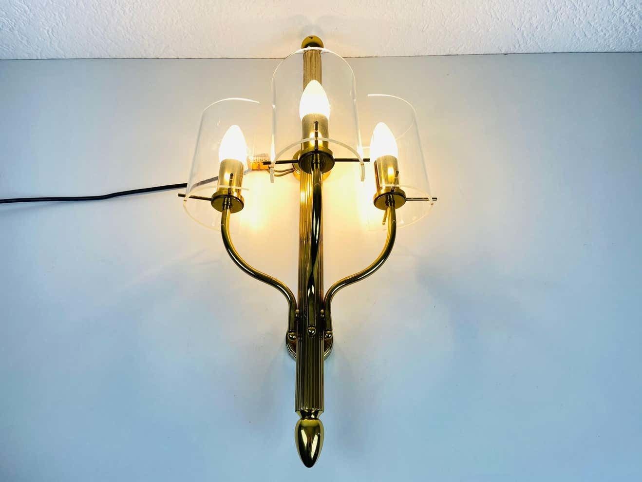 photo vinterior Huge Pair Of Mid Century Modern Brass And Perspex Cinema Wall Lamps, 1950s