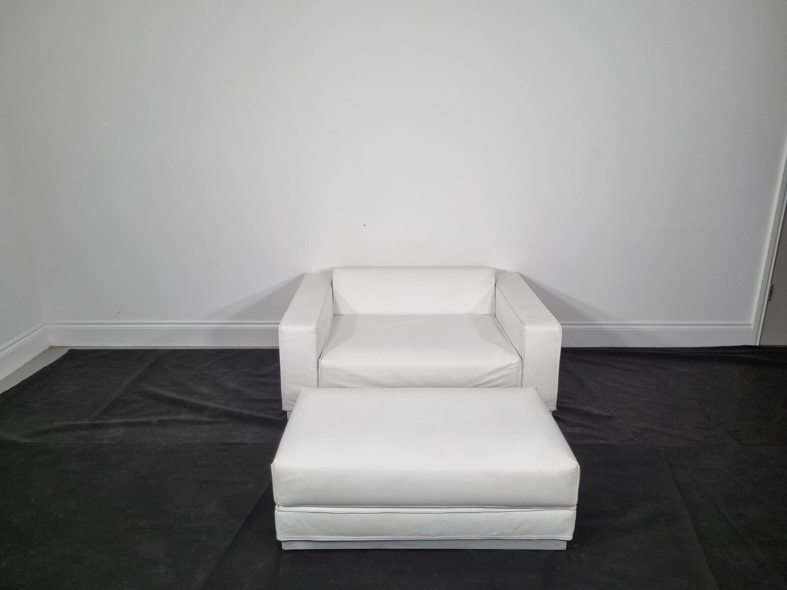 Tacchini Bed Sofa In Bianco Leather, Very Good Condition photo for sale