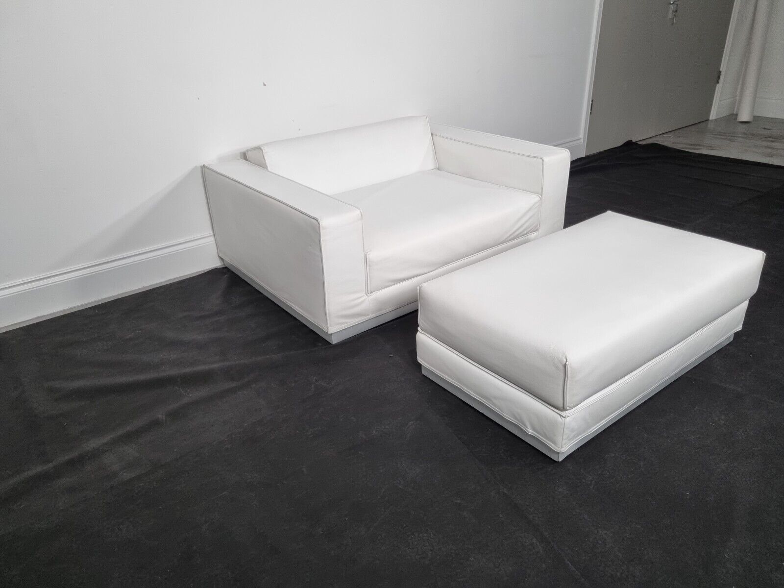 Tacchini Bed Sofa In Bianco Leather, Very Good Condition photo 2160.0