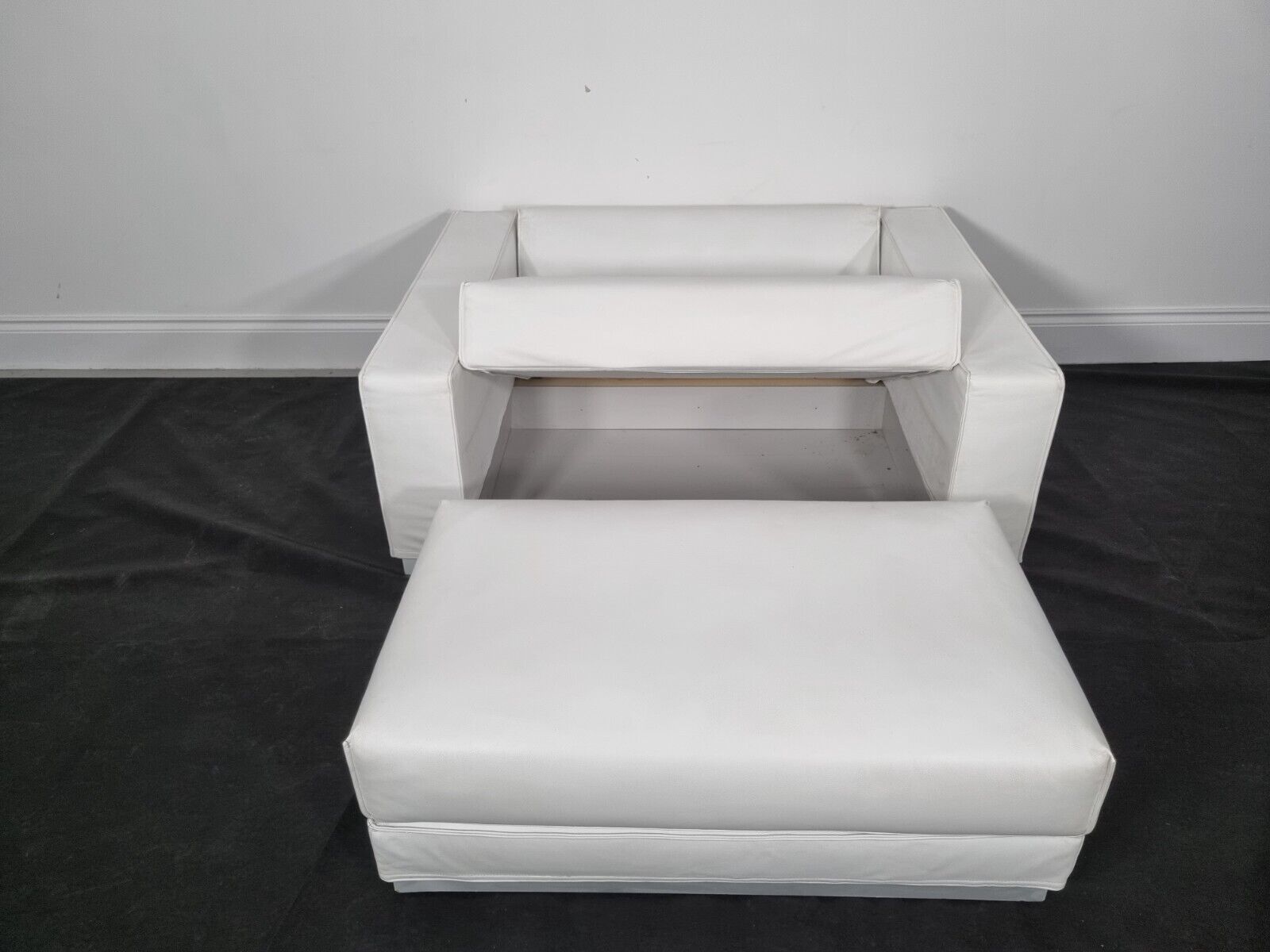 photo for sale Tacchini Bed Sofa In Bianco Leather, Very Good Condition