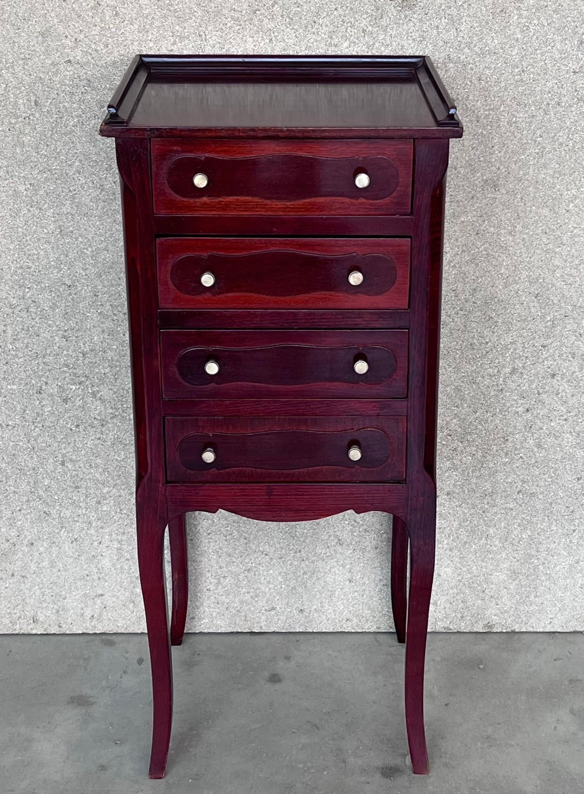 Paire de tables de chevet ou tables d'appoint italiennes de style Louis XV en acajou photo furniture