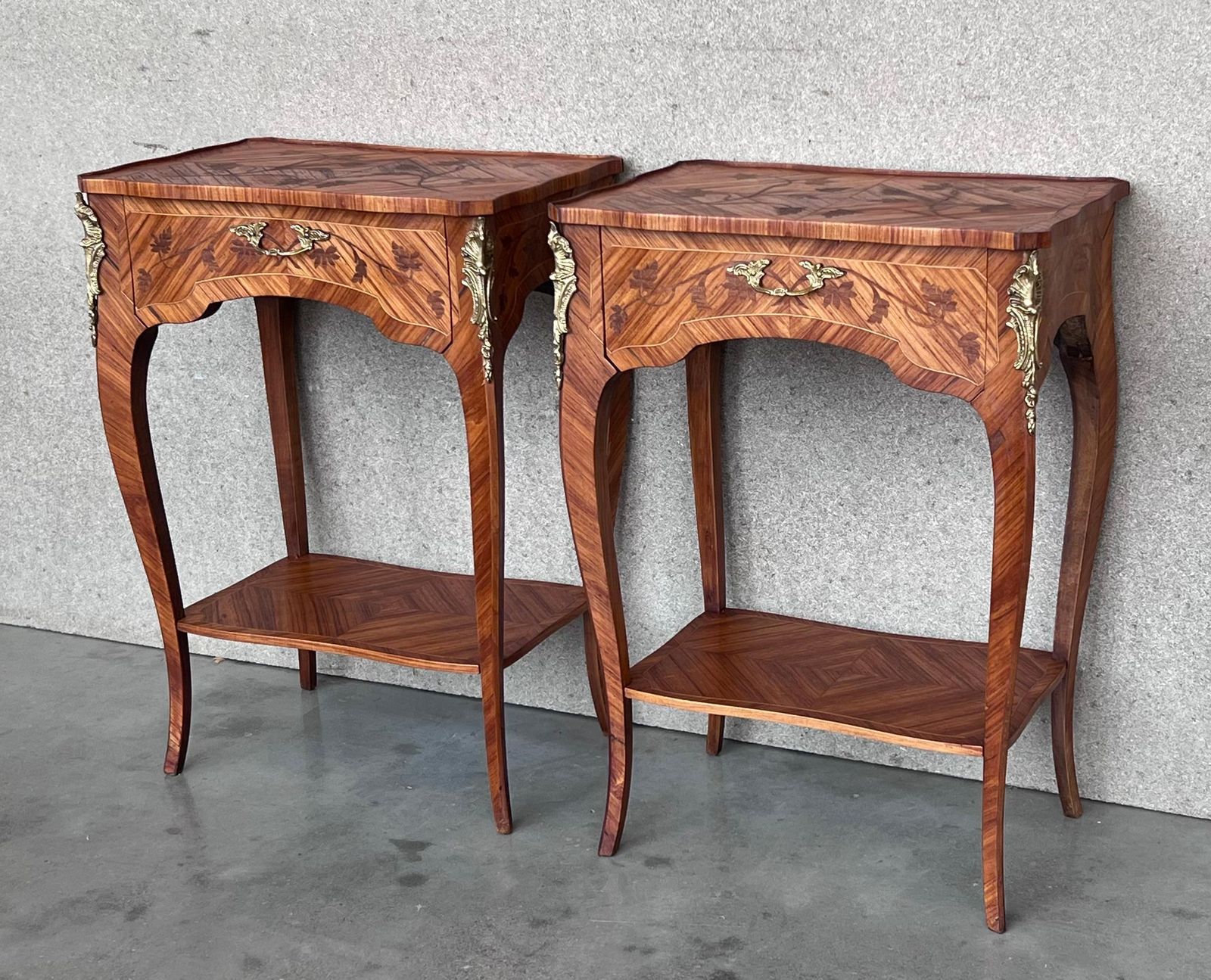 Tables de chevet de style Louis XV en marqueterie, paire, XVIIIe siècle photo Mobilier