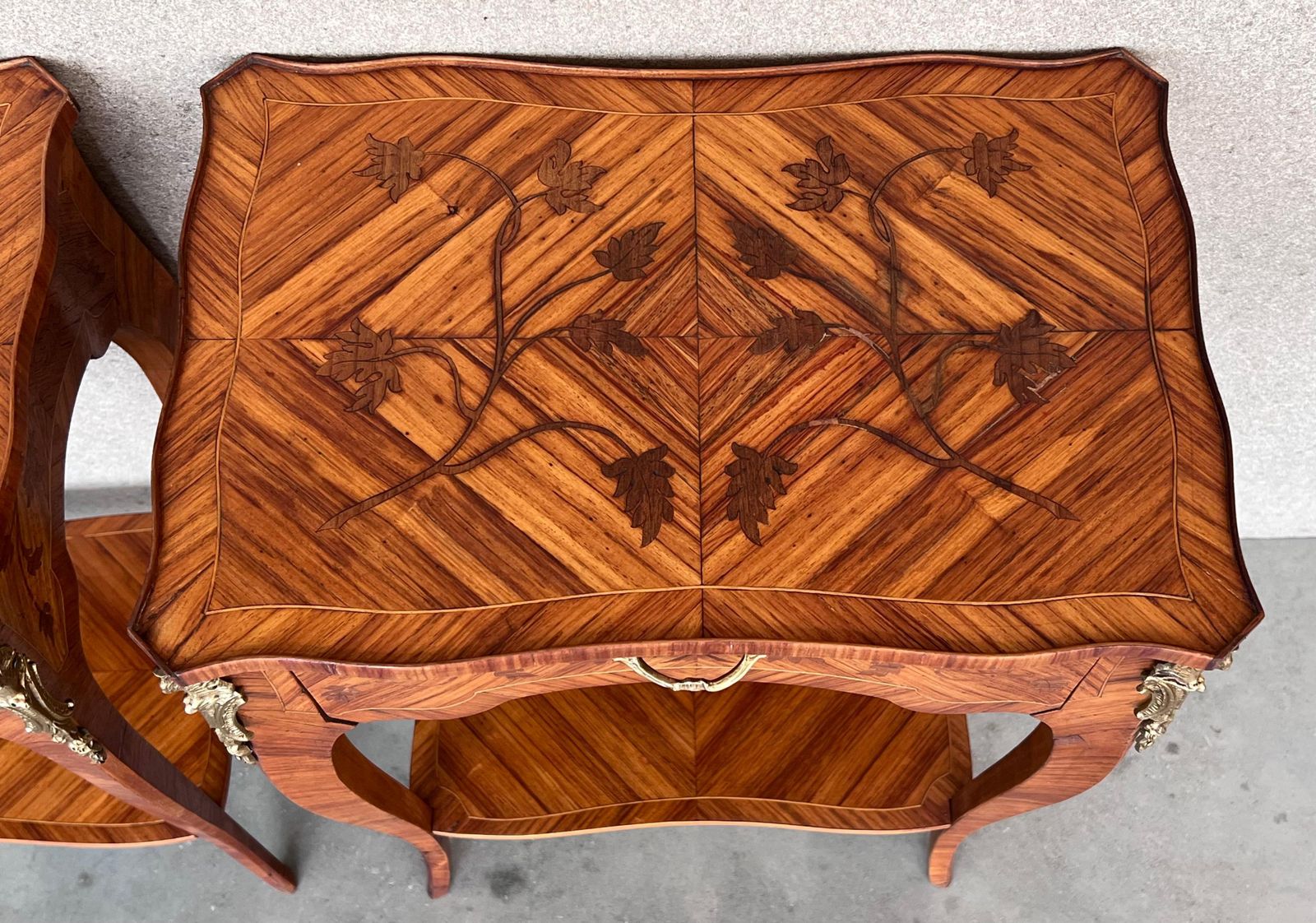 Tables de chevet de style Louis XV en marqueterie, paire, XVIIIe siècle photo vintage