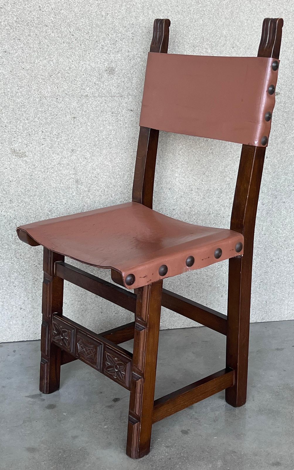 Ensemble de six chaises espagnoles sculptées, assise et dossier en cuir, XIXe siècle photo 6056.0