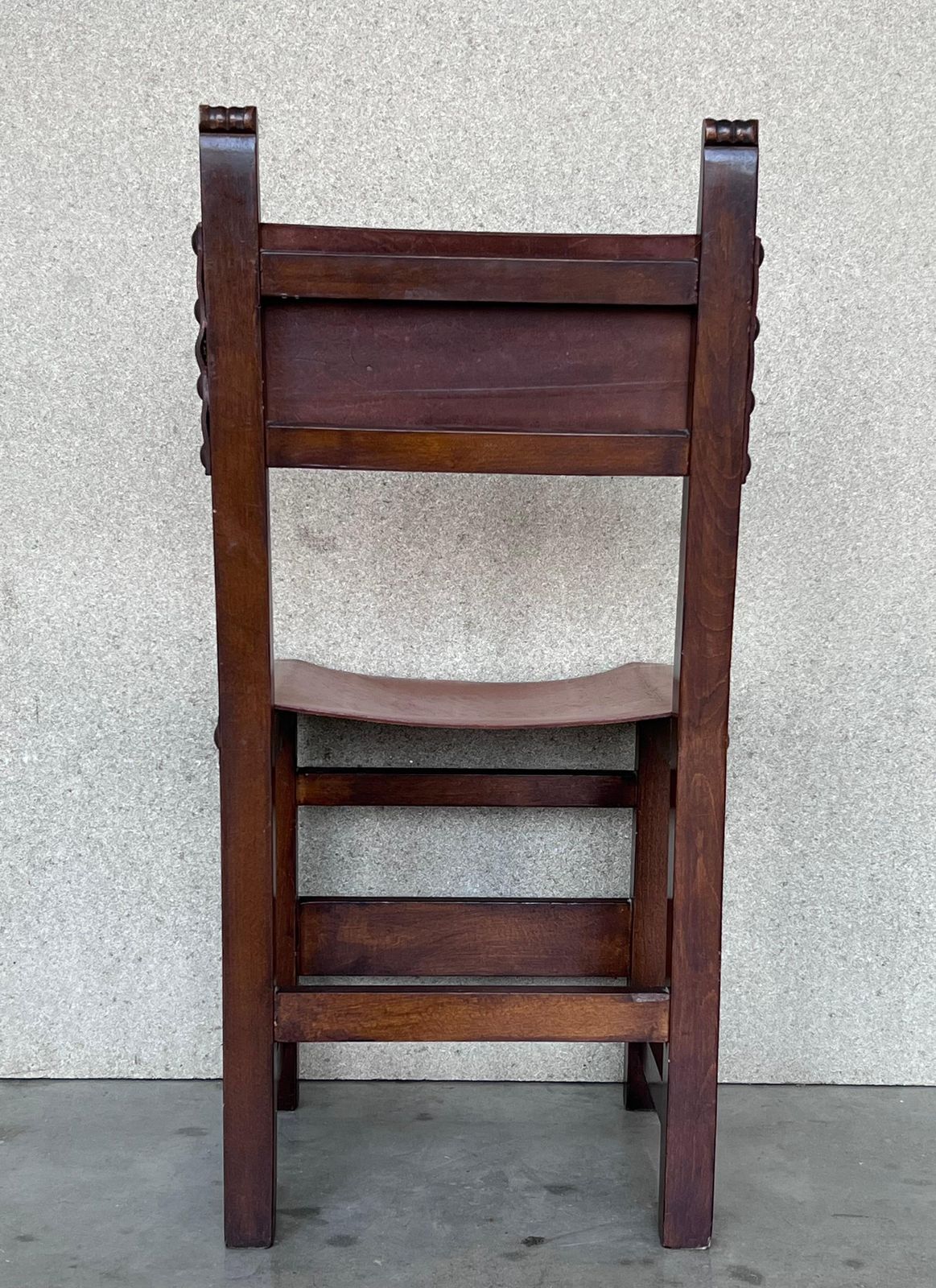 Ensemble de six chaises espagnoles sculptées, assise et dossier en cuir, XIXe siècle photo vinterior
