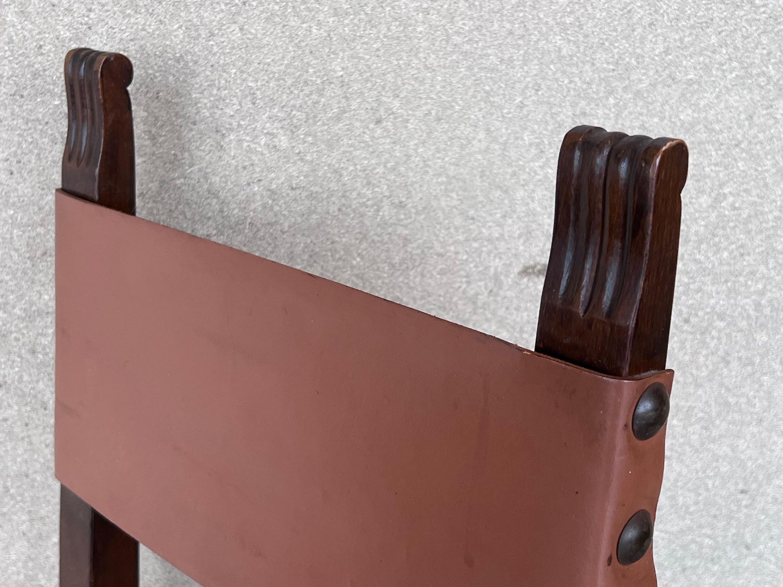 Ensemble de six chaises espagnoles sculptées, assise et dossier en cuir, XIXe siècle photo vintage