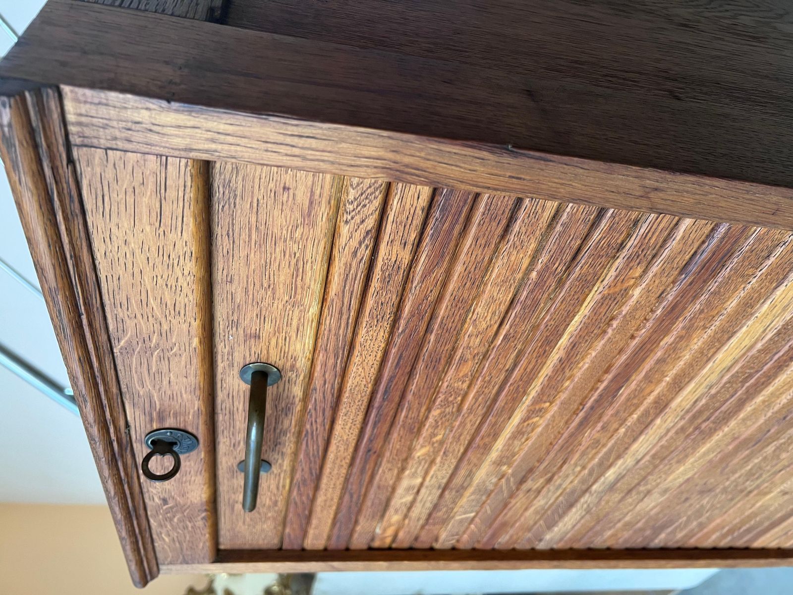Classeur du début du XXe siècle, une porte à jalousies et cinq étagères photo Mobilier
