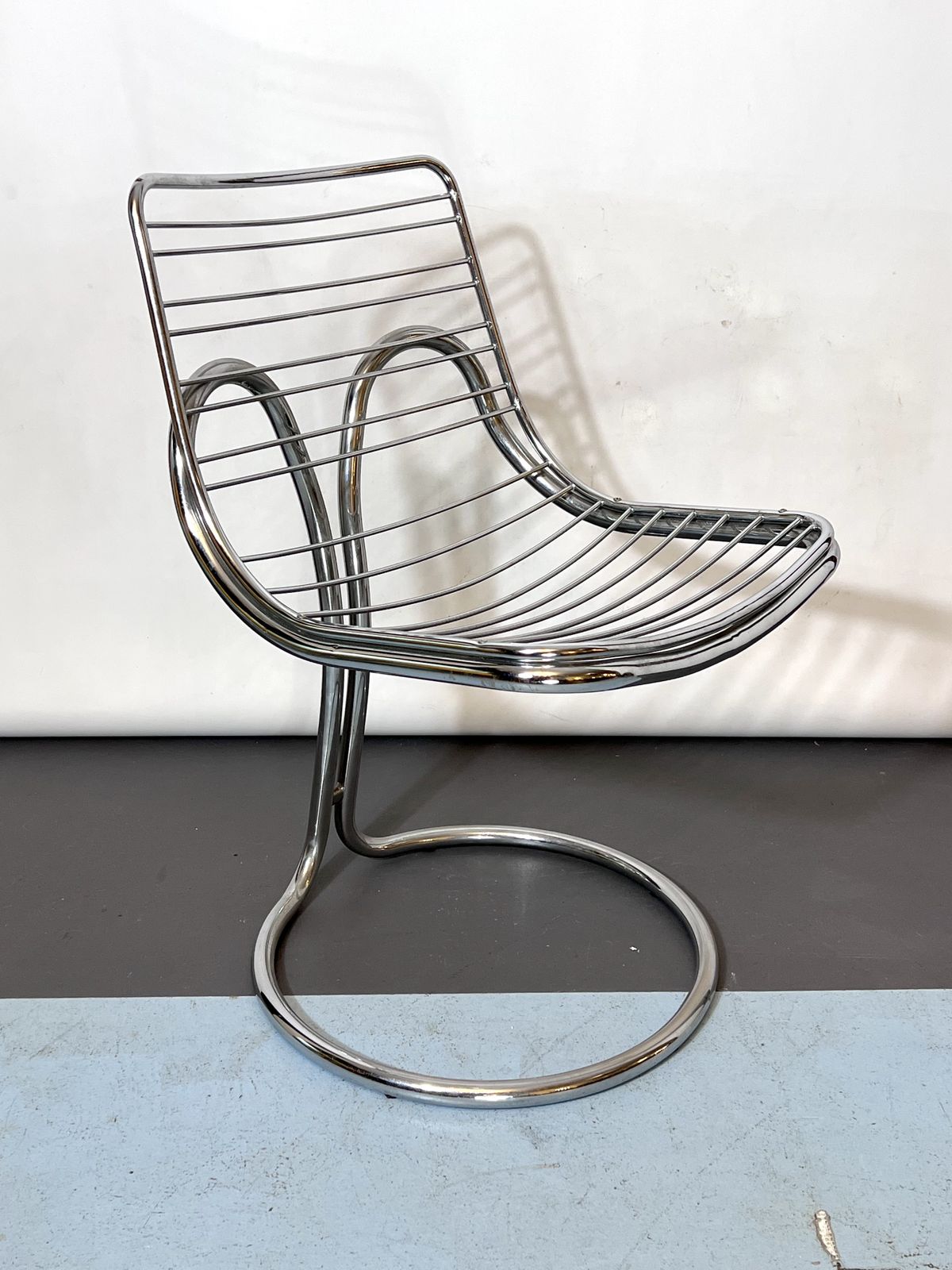 photo furniture Vintage Space Age Dinner Table And Four Chairs In The Manner Of Gastone Rinaldi