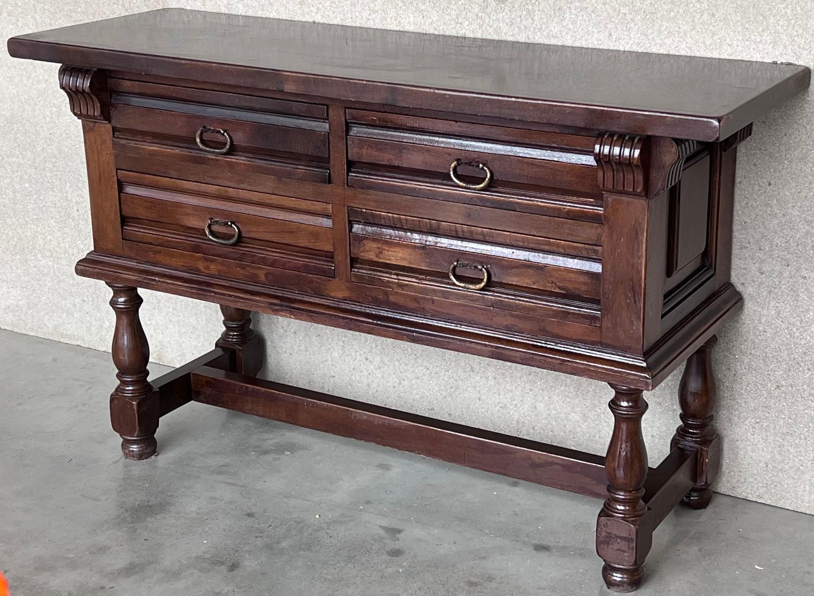 Console espagnole à quatre tiroirs sculptés avec quincaillerie d'époque