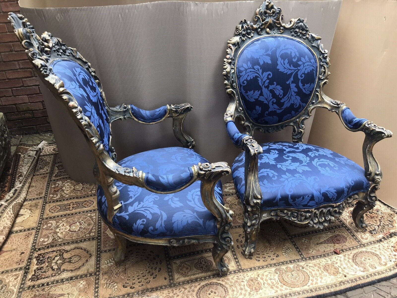photo furniture Fine Antique Chateau Blue Silk Demask & Carved Giltwood 3 Piece Boudoir Suite