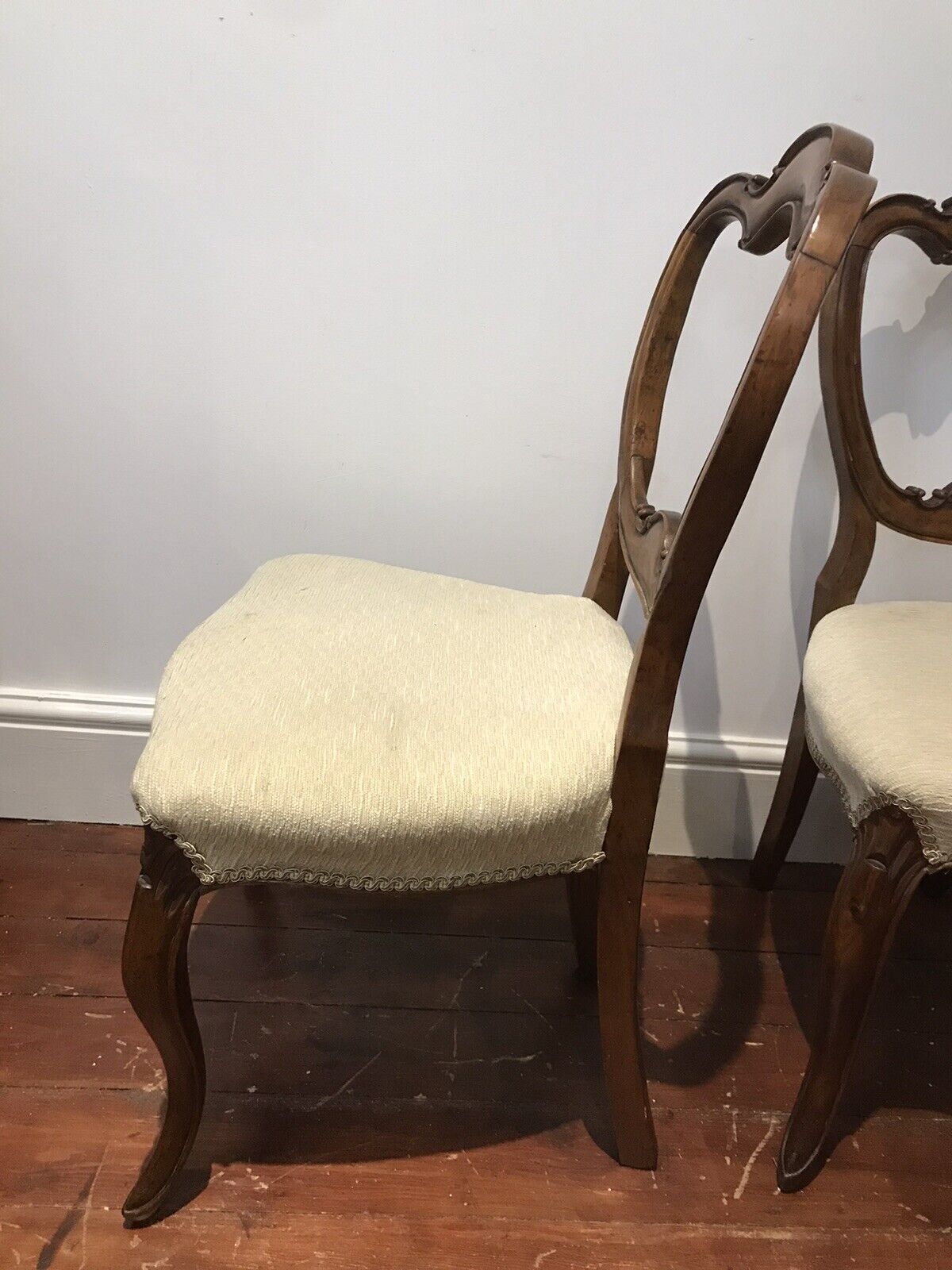 photo furniture Fine Antique Set Of 6 Walnut Victorian Balloon Back Dining Chairs C1865