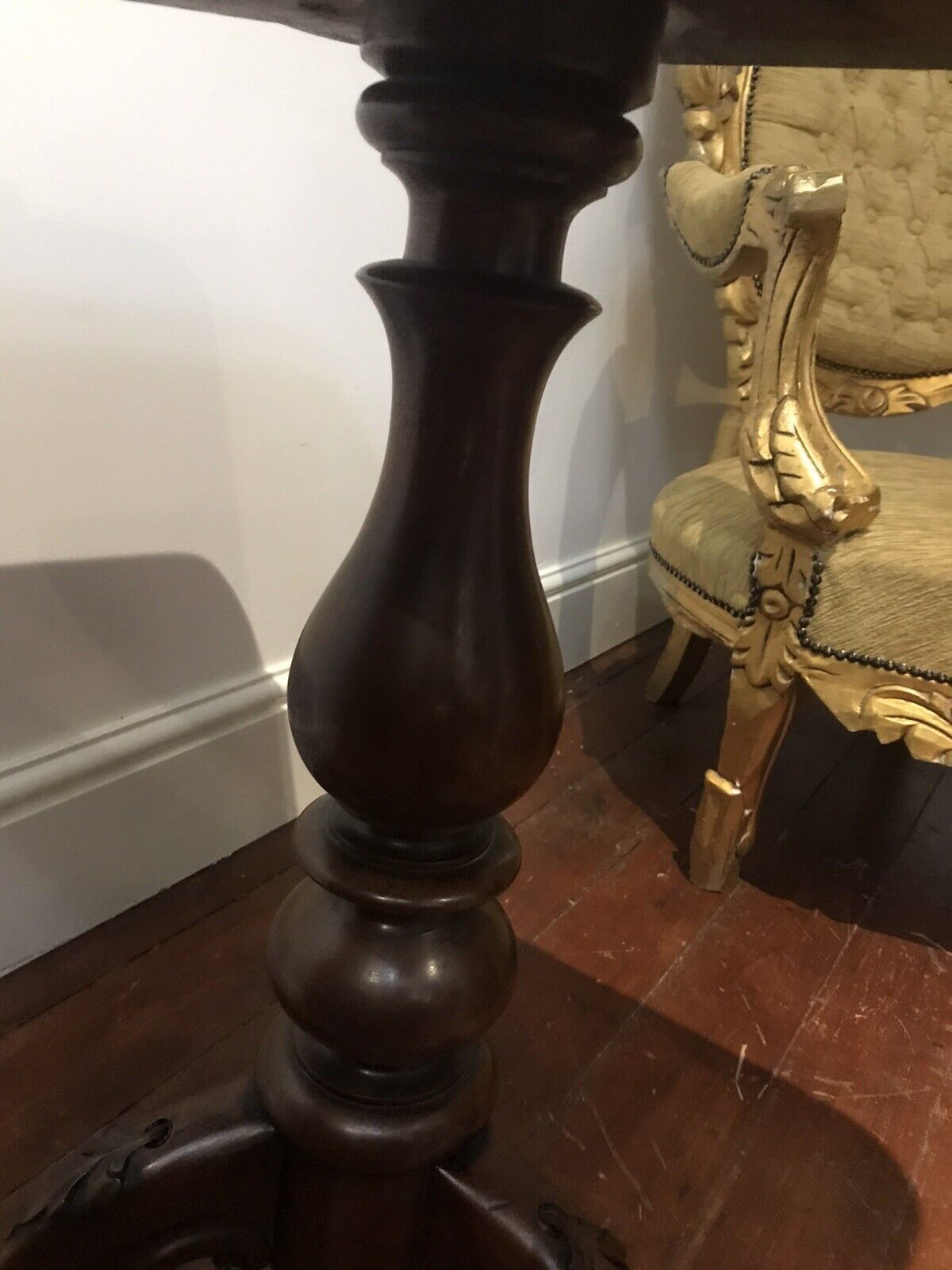 575.0 Quality 19th Century Elegant Mahogany Wine Table With Centre Turned Pedestal photo