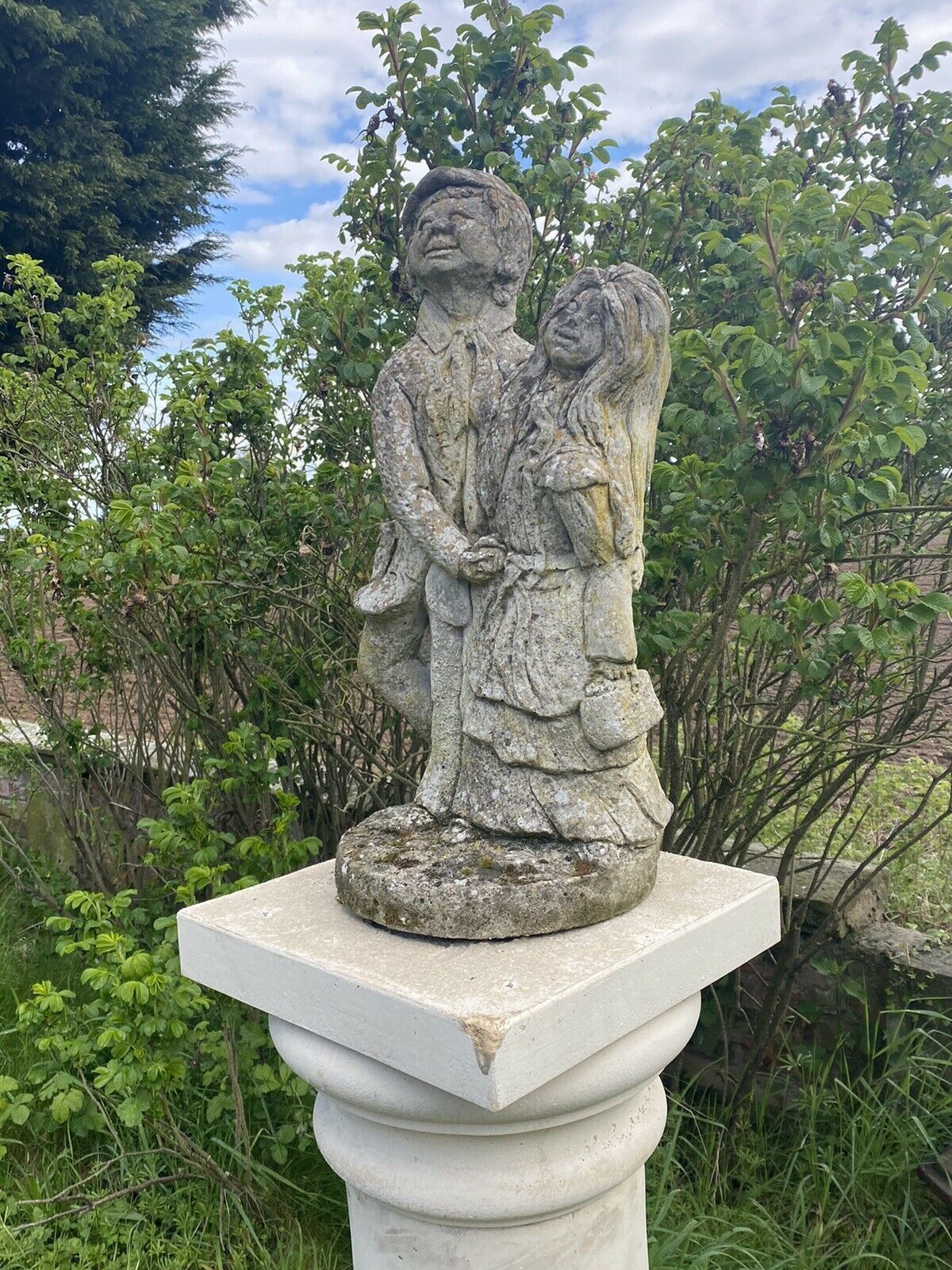 photo vinterior Vintage Jolly Farmer And His Wife Embracing Garden Statue