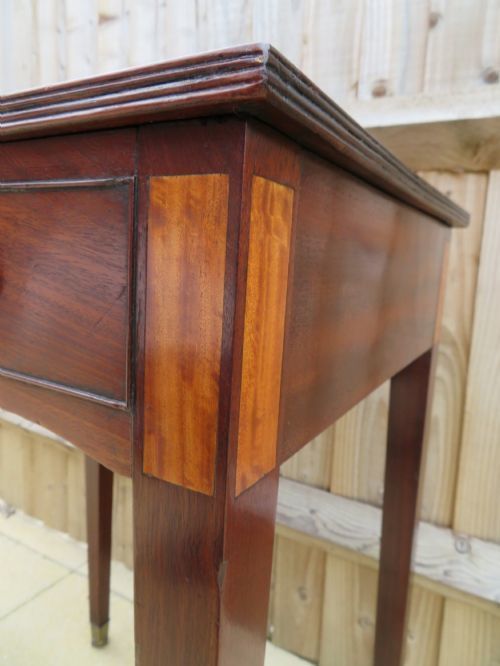 photo vintage A Very Elegant Early 19th Century Mahogany & Satinwood Inlaid Side Lamp Writing Table