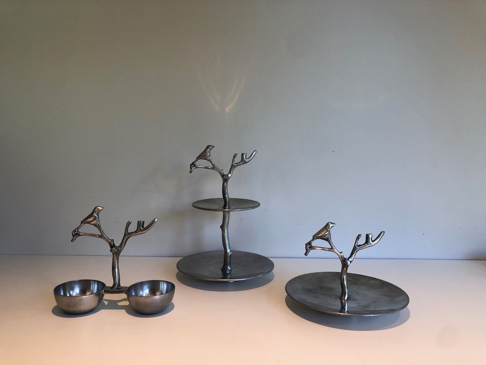 photo vinterior Suite Of 3 Aluminum Serving Pieces Decorated With Birds And Branches