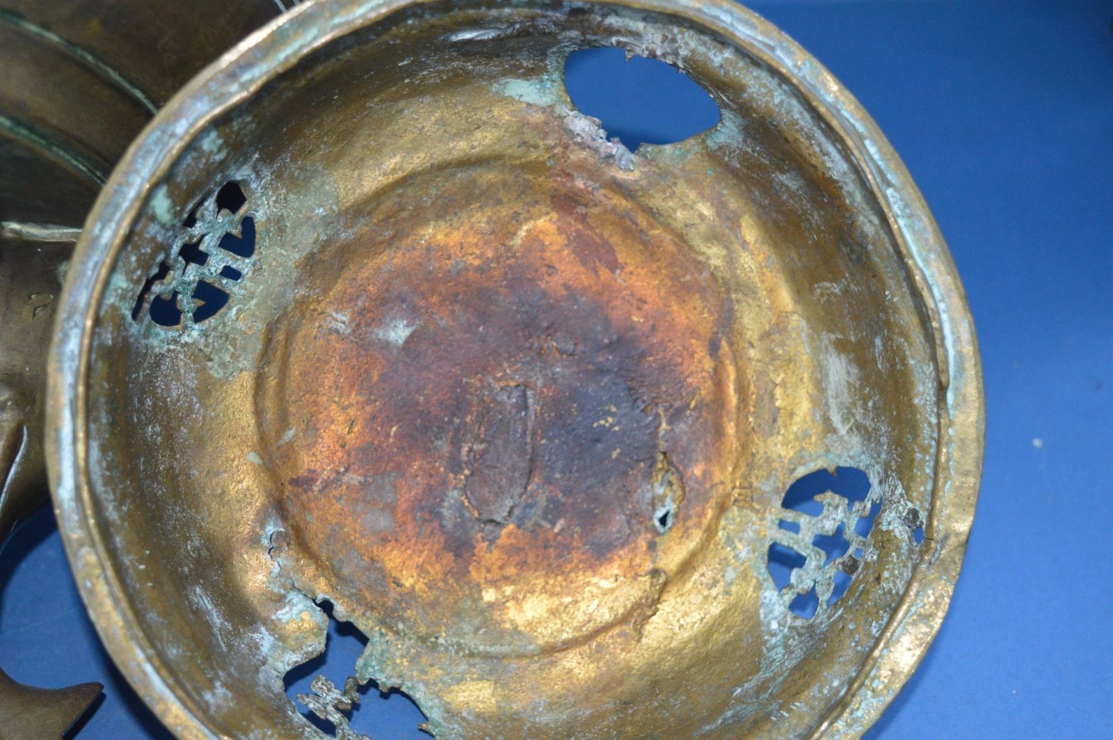 photo vinterior Very Large Chinese Bronze Lidded Censer, C1870.