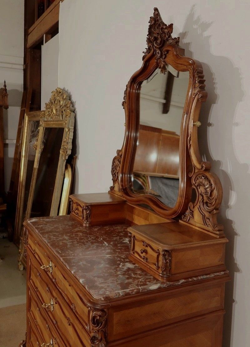 photo vinterior Walnut Psyche Chest Of Drawers, Maison Guinand Leglas, Rocaille Style – 1900