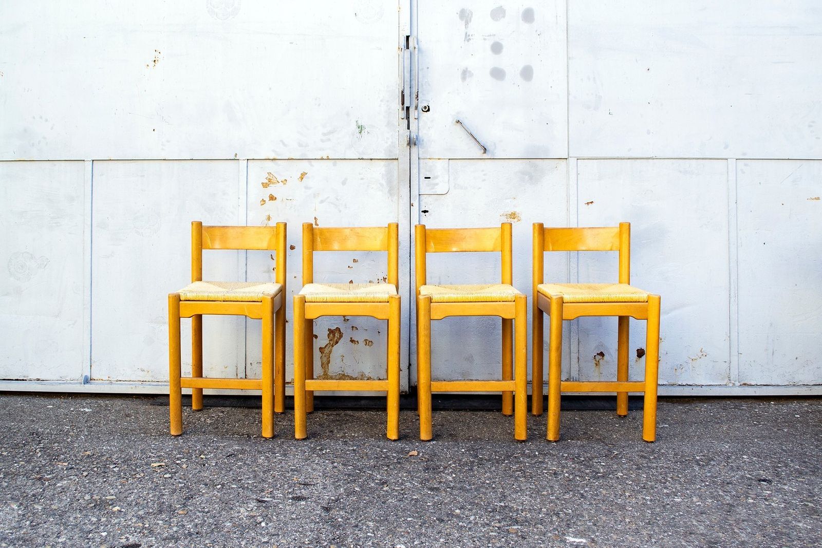 Vintage Houten Krukken Met Rieten Zitting, Naar Voorbeeld Van Charlotte Perriand, Ca. Jaren 1970, Set Van 4