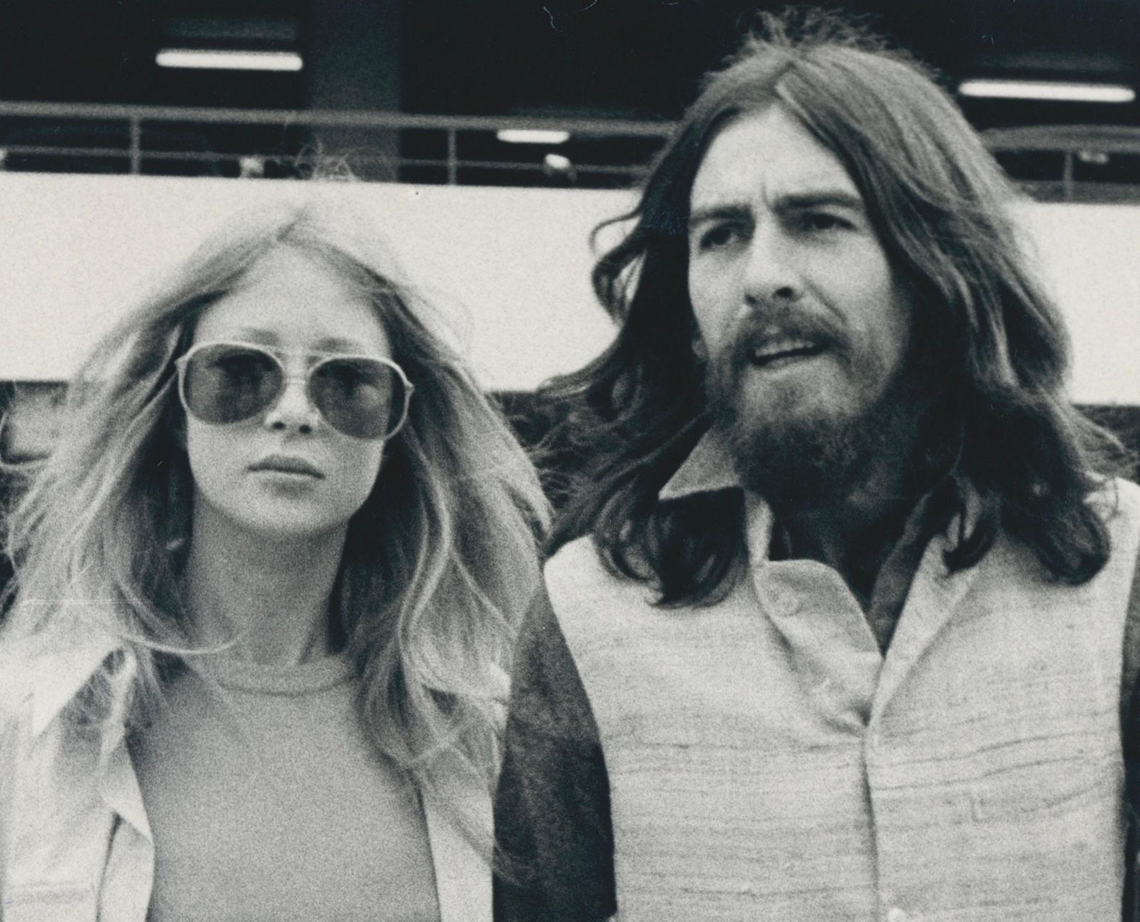 Schwarz Weiss Fotografie Von George Harrison Und Seinem Partner Ca. 1970 photo furniture