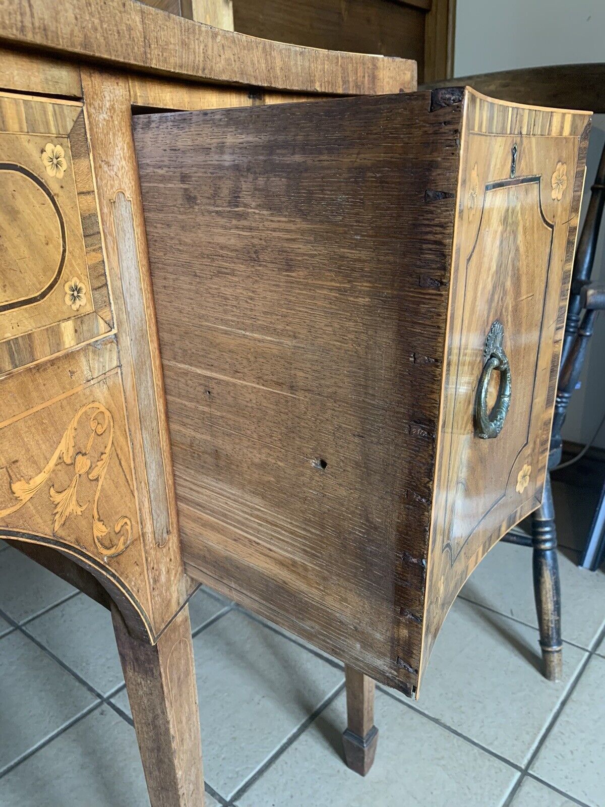 Lovely Small Inlaid Late 18th Century Georgian Serpentine Sideboard. photo vinterior
