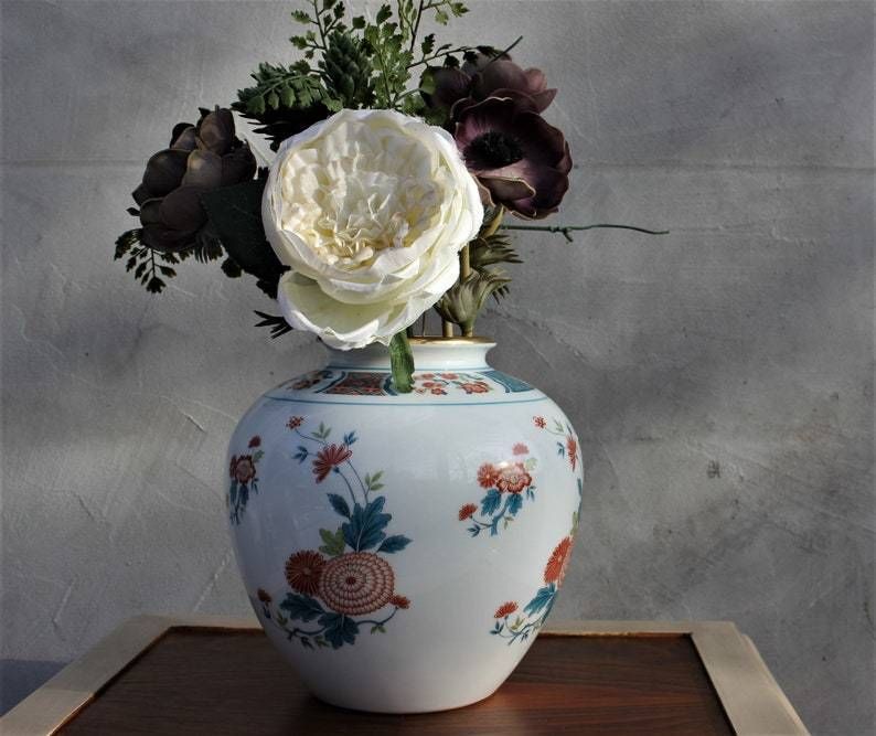 Japanese Porcelain Asian White Hand Painted Floral Vase. photo 81.0