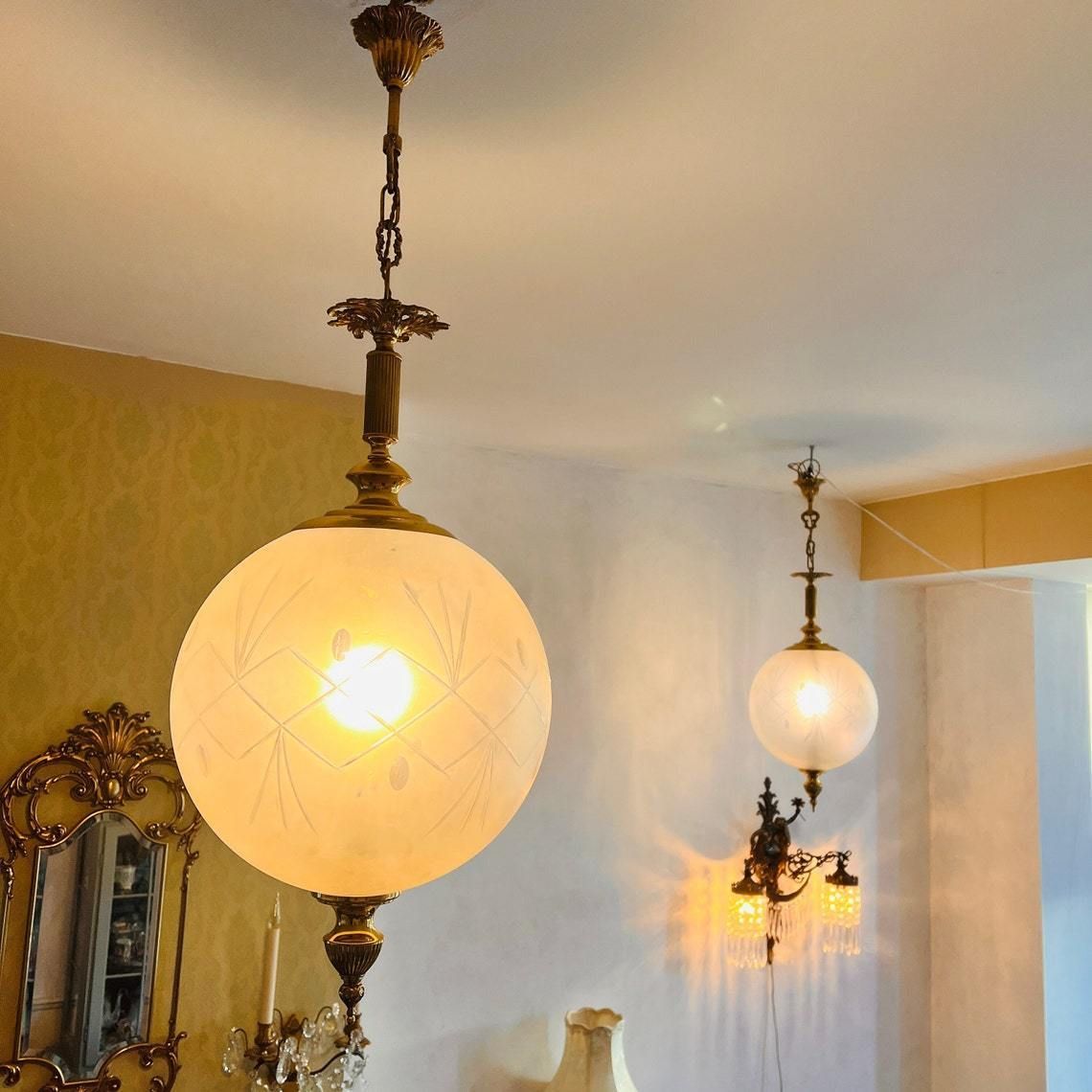 photo furniture Paar Bolvormige Art Nouveau Plafondlampen Van Matglas, Lantaarnstijl