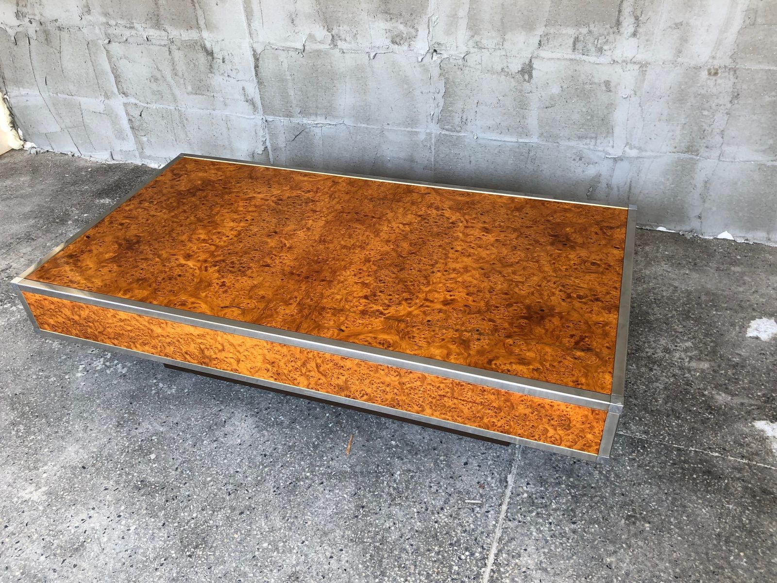 photo furniture Coffee Table In Burl Maple Milo Baughman, 1970s