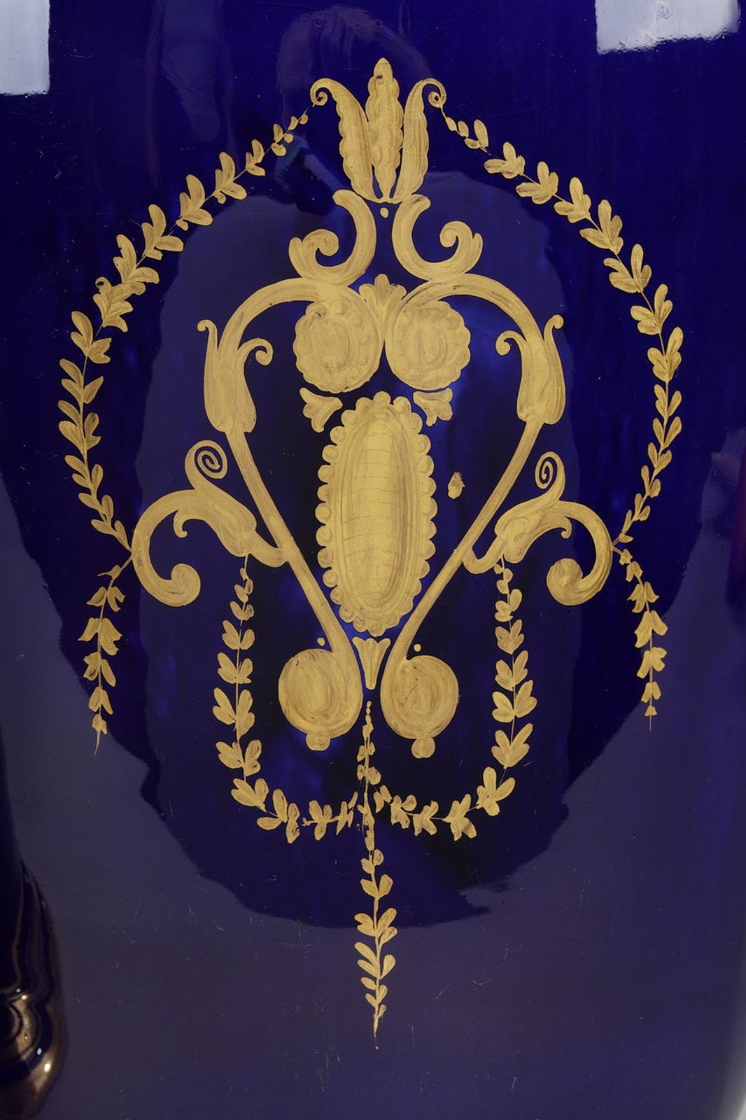 photo vinterior Pair Of Large Porcelain Vases With "Valentine Blue" Background