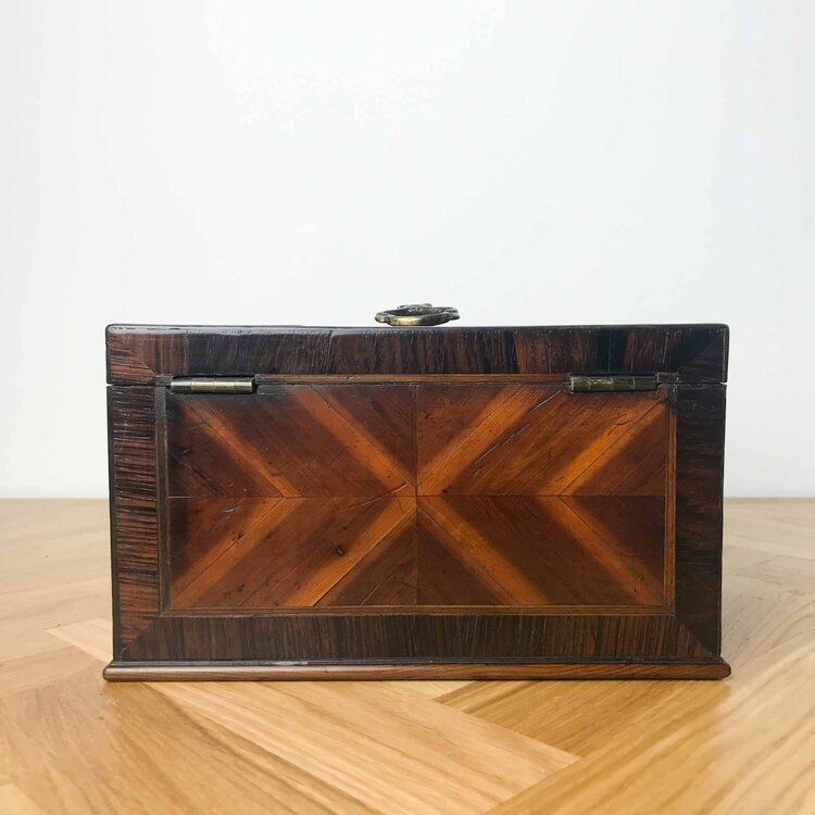 photo furniture Antique Tea Caddy In Mahogany And Amboyna Veneer, C1800