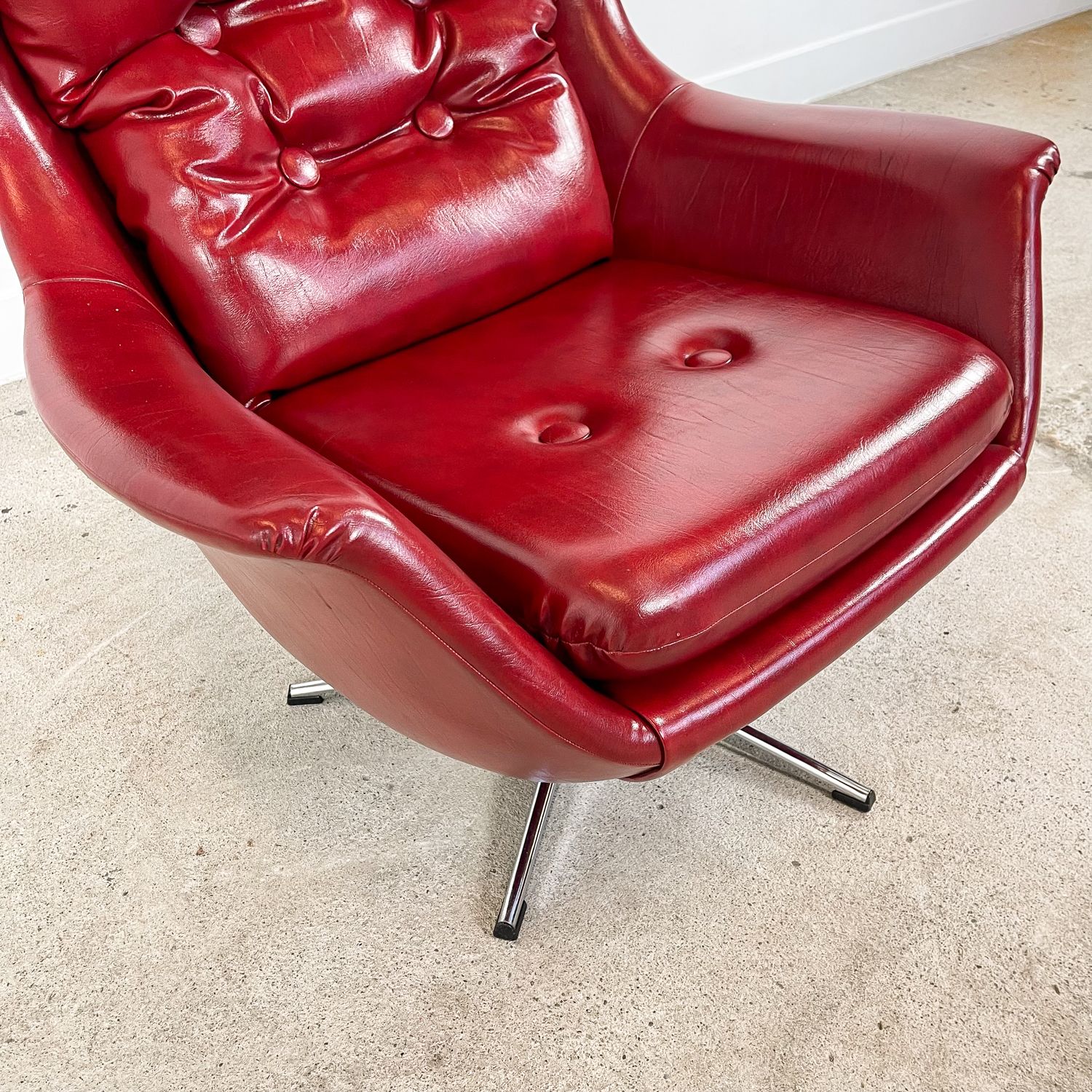 Vintage Design Tufted Red Sky Leather Lounge Egg Chair 1970s photo vintage