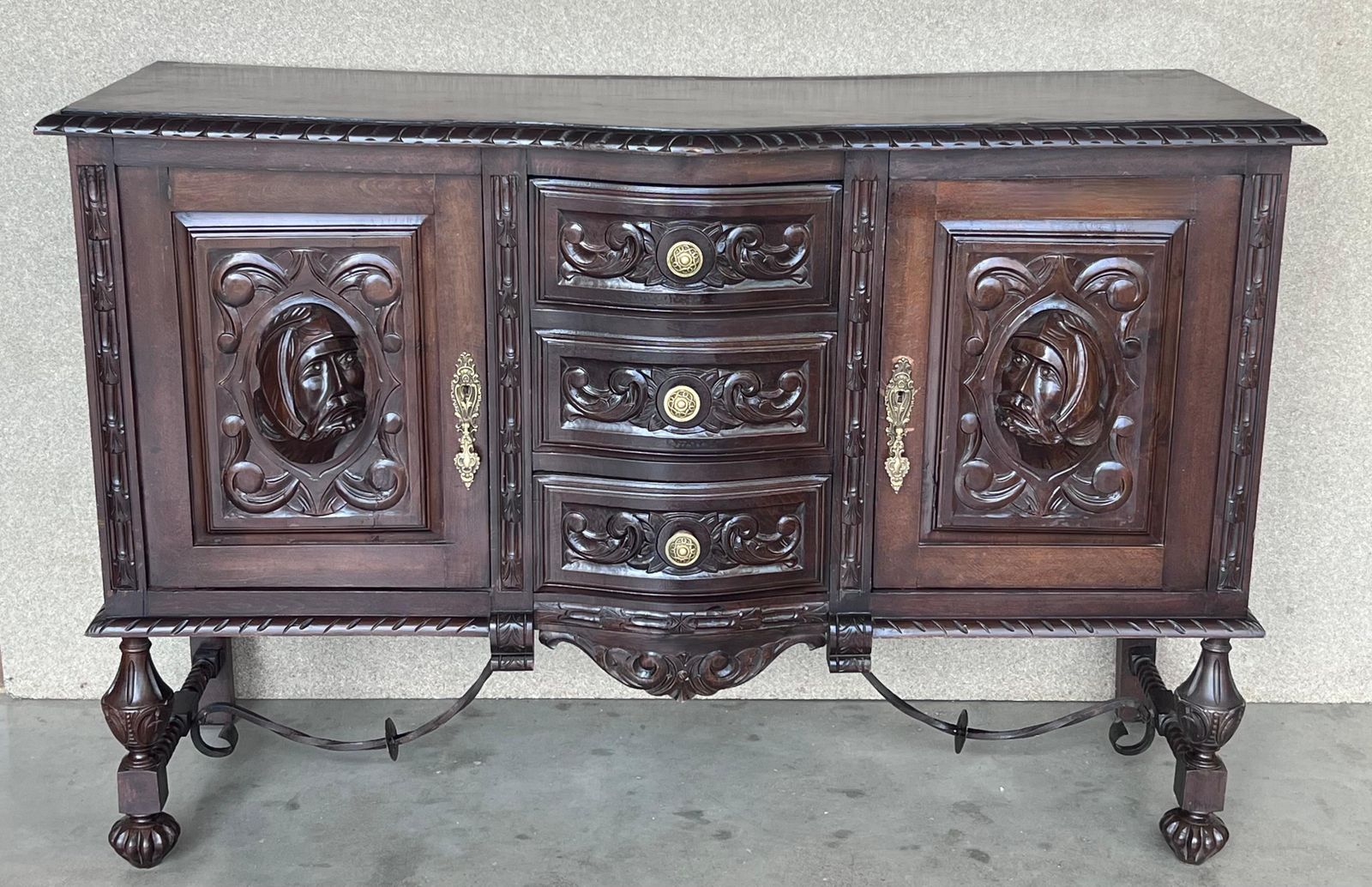 photo vintage Buffet espagnol Renaissance à deux portes, trois tiroirs