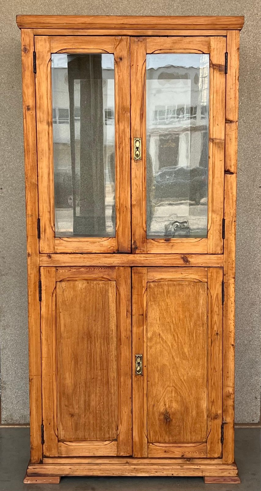 Grande bibliothèque ou armoire vitrée d'époque, en pin, Espagne, XIXe siècle, restaurée photo furniture