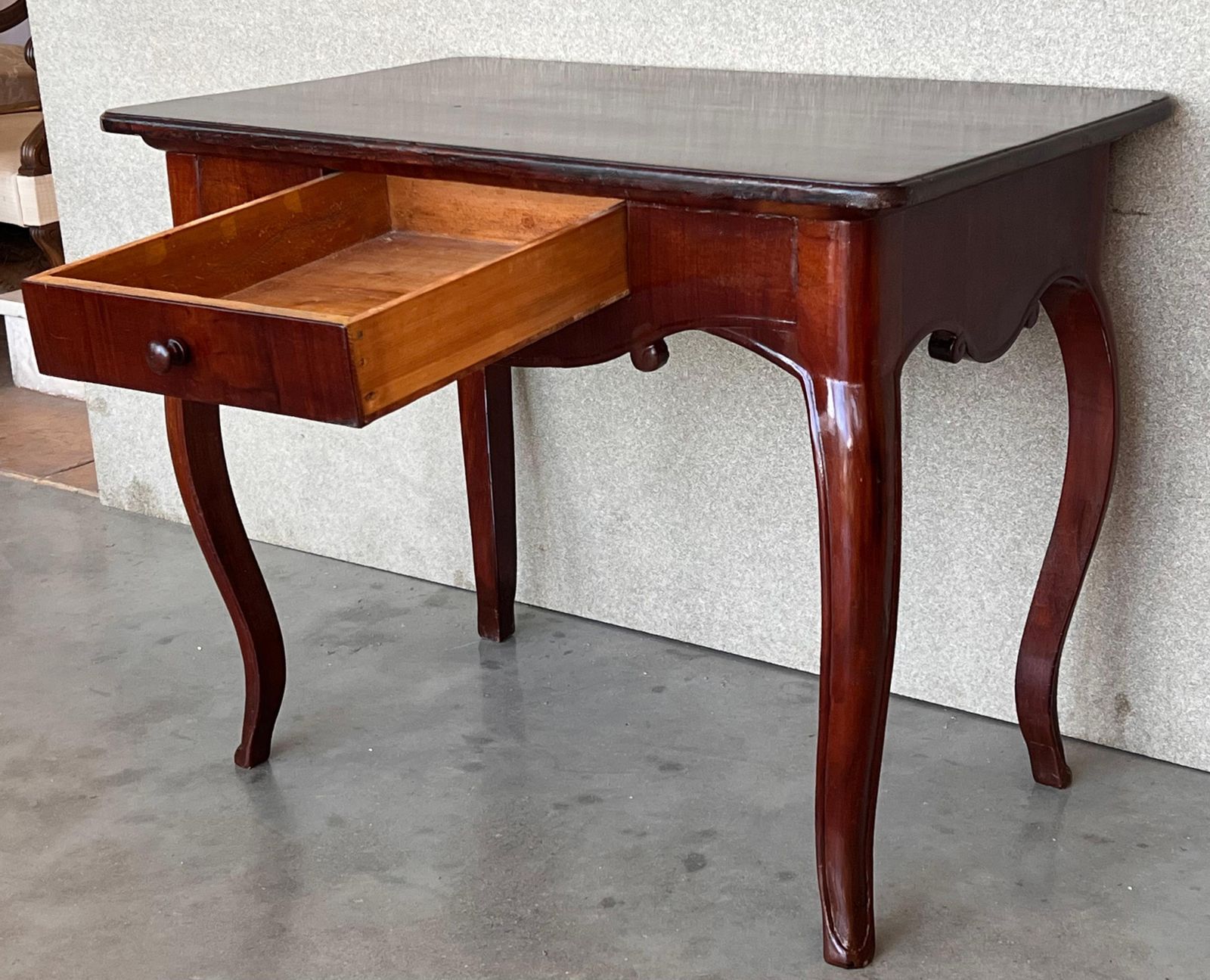 Table de chevet espagnole en noyer, XIXe siècle, à tiroir et pieds en cabriole photo vintage